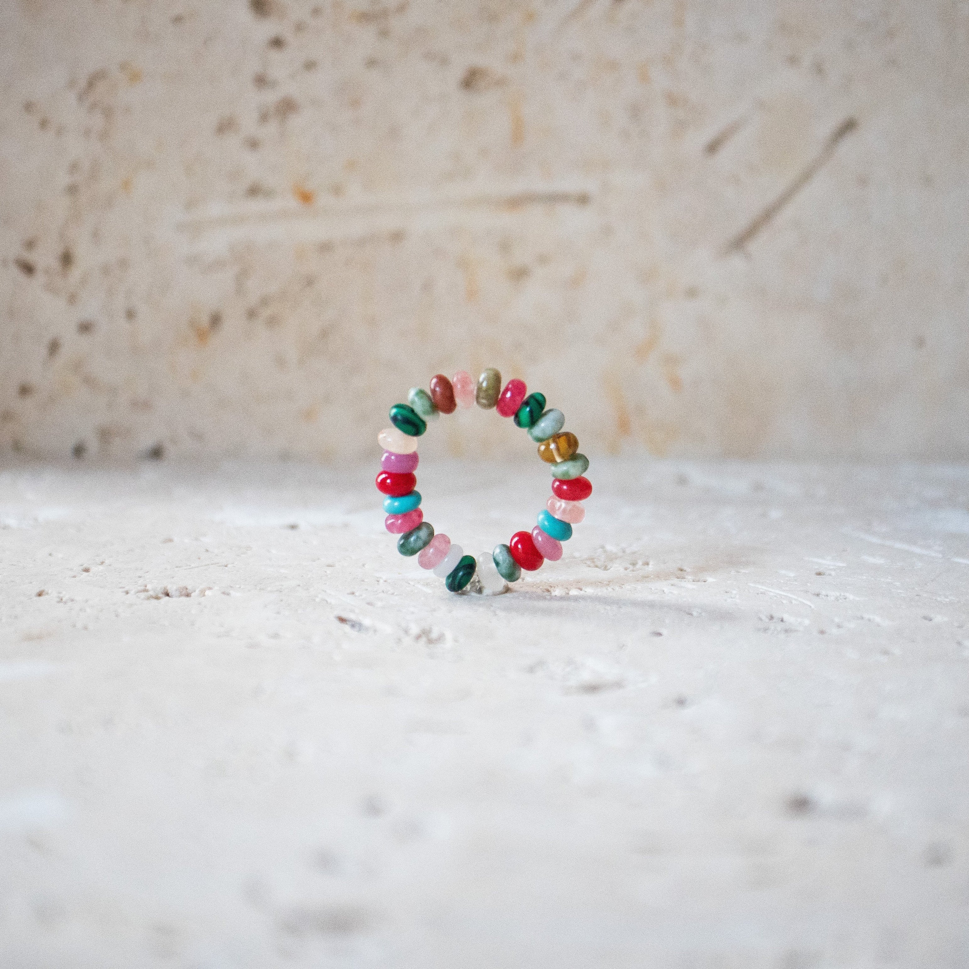 Regenbogen-Ring – Handgefertigter Ring mit bunten Edelsteinen auf Gummiband - Nooe UG