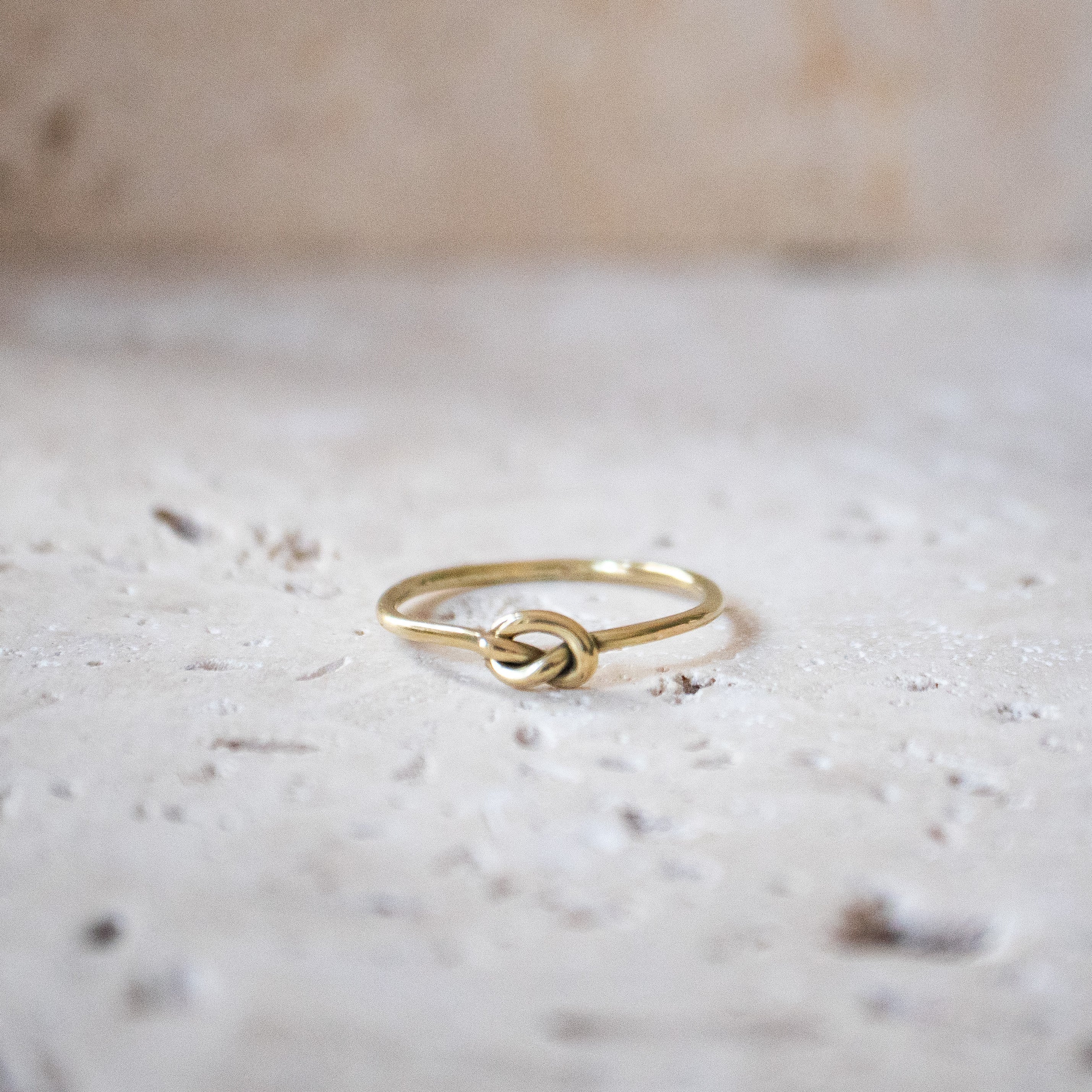 Feiner Ring mit Knoten gold handgemacht - Brezel Stapelring aus Messing - Nooe UG