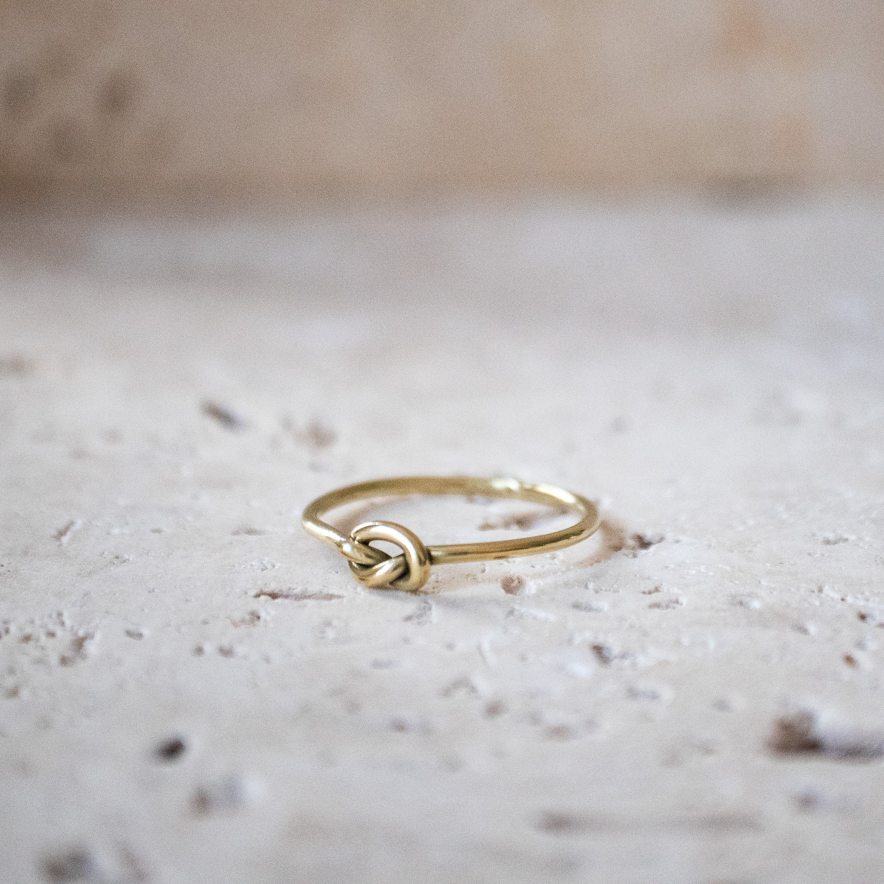 Feiner Ring mit Knoten gold handgemacht - Brezel Stapelring aus Messing - Nooe UG
