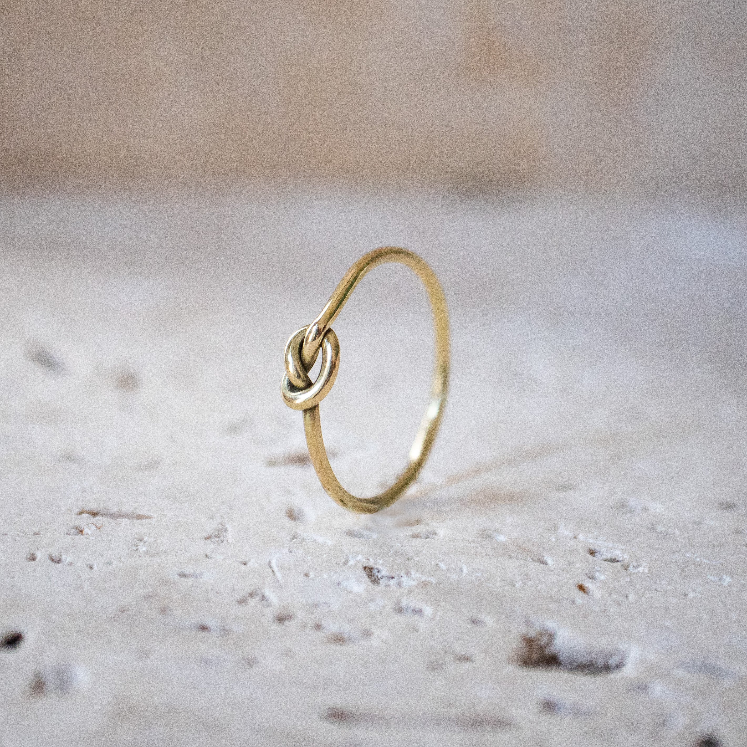 Feiner Ring mit Knoten gold handgemacht - Brezel Stapelring aus Messing - Nooe UG
