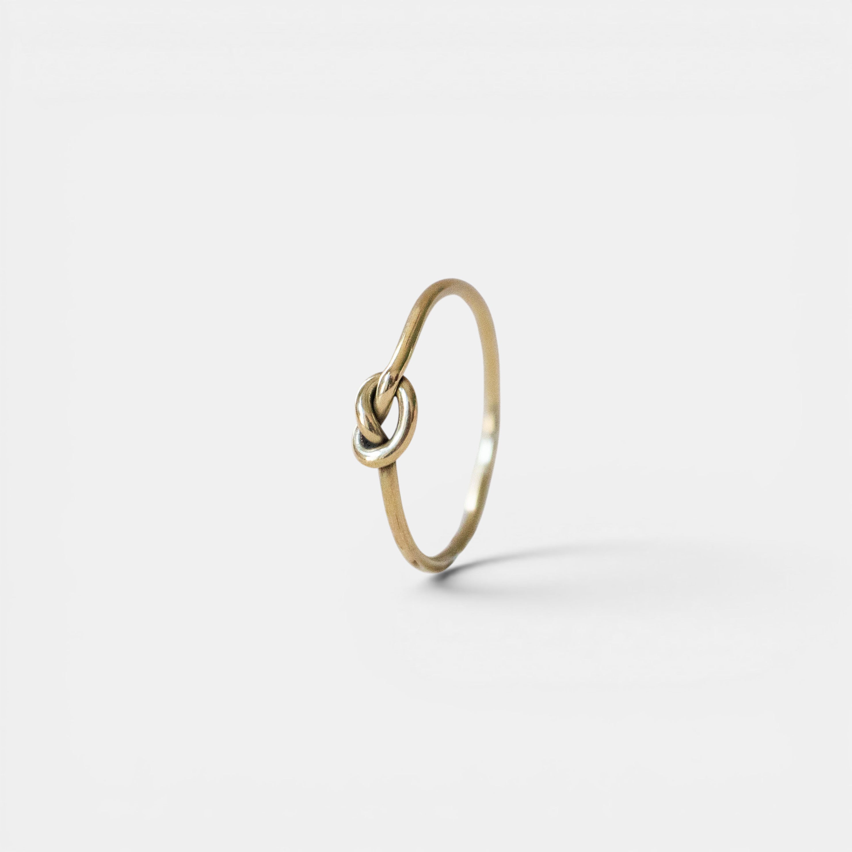 Feiner Ring mit Knoten gold handgemacht - Brezel Stapelring aus Messing - Nooe UG