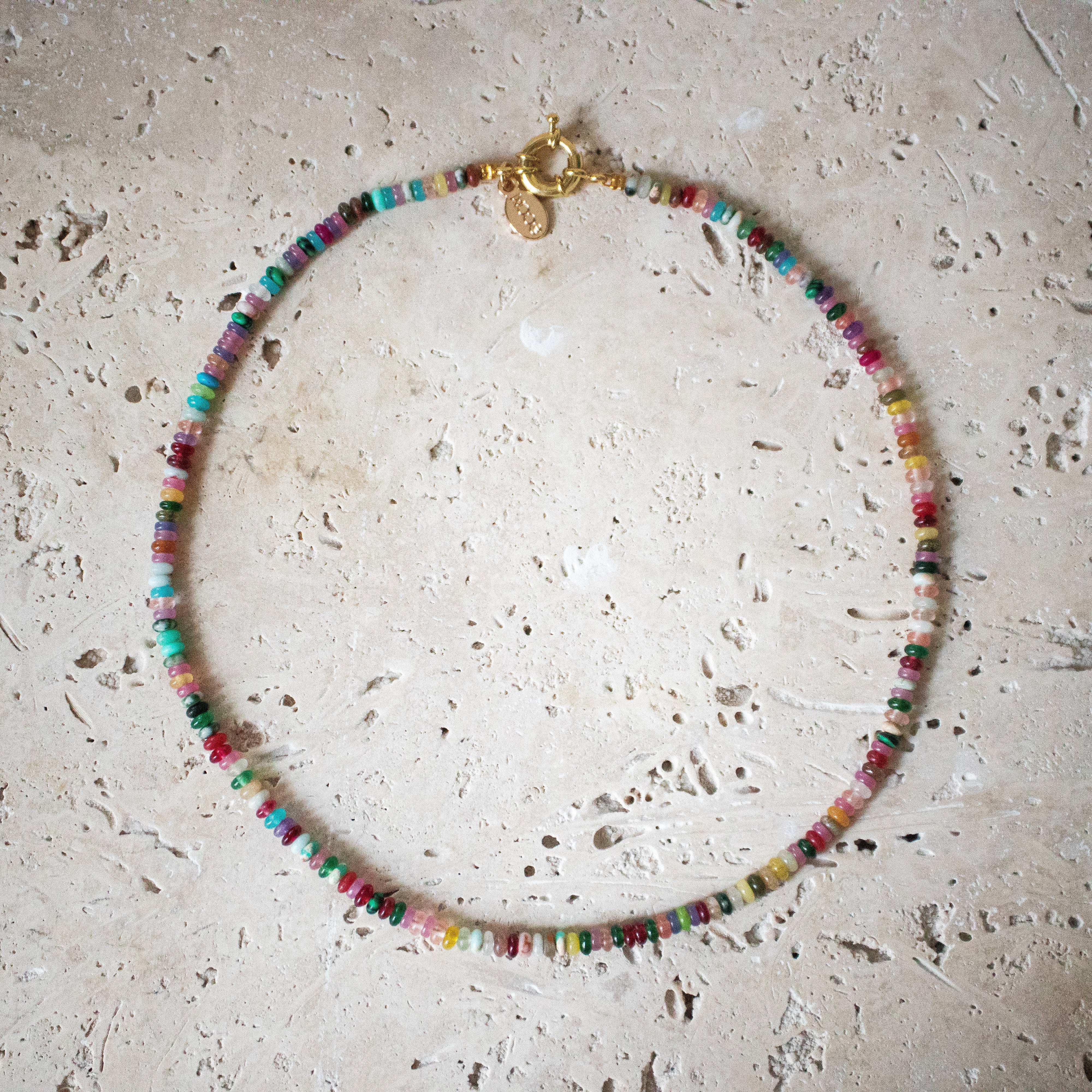 Collar de perlas multicolor arcoíris piedras preciosas redondas bañadas en oro hecho a mano