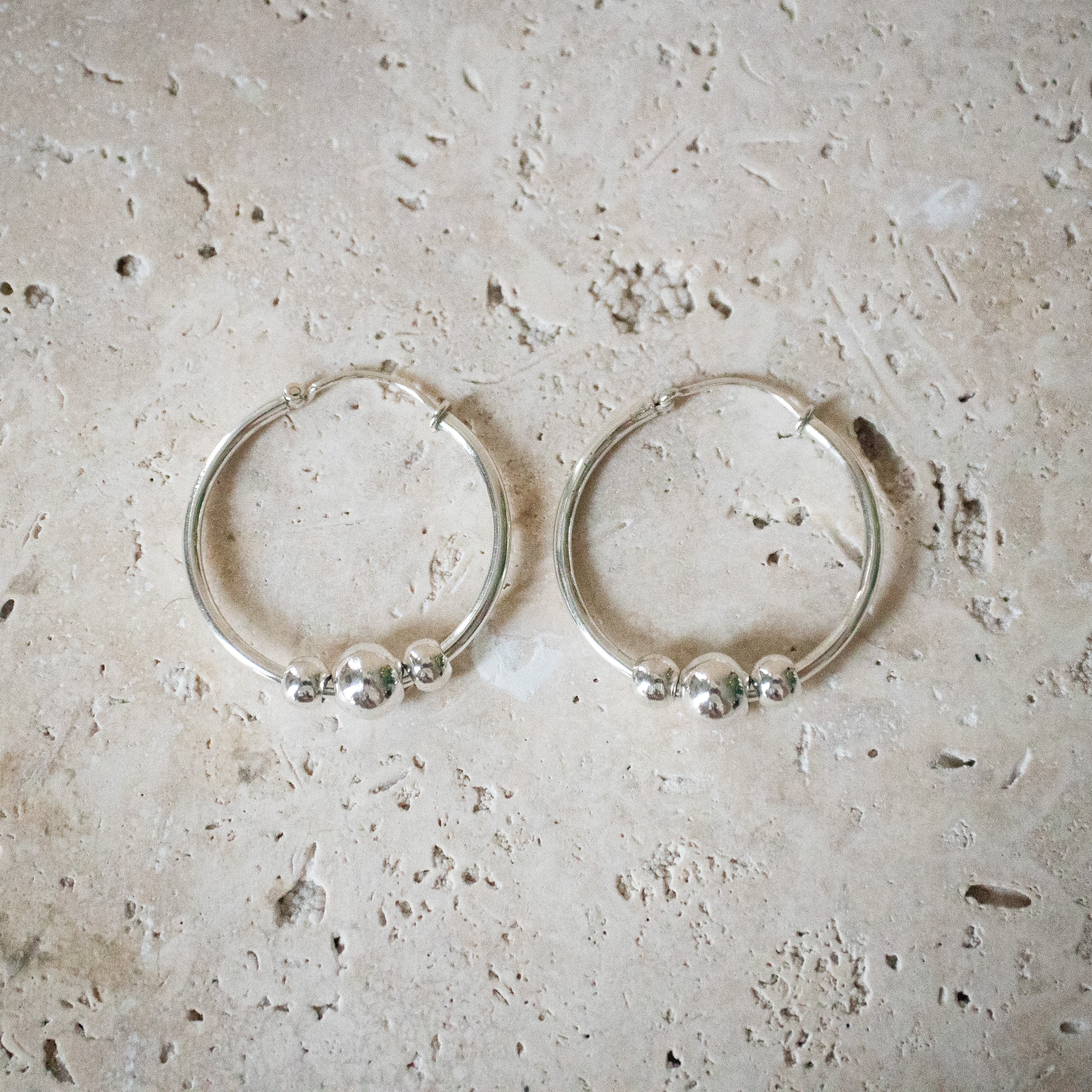Creolen 3cm Ohrringe aus 925 Sterling Silber mit beweglichen Kugeln - Nooe UG