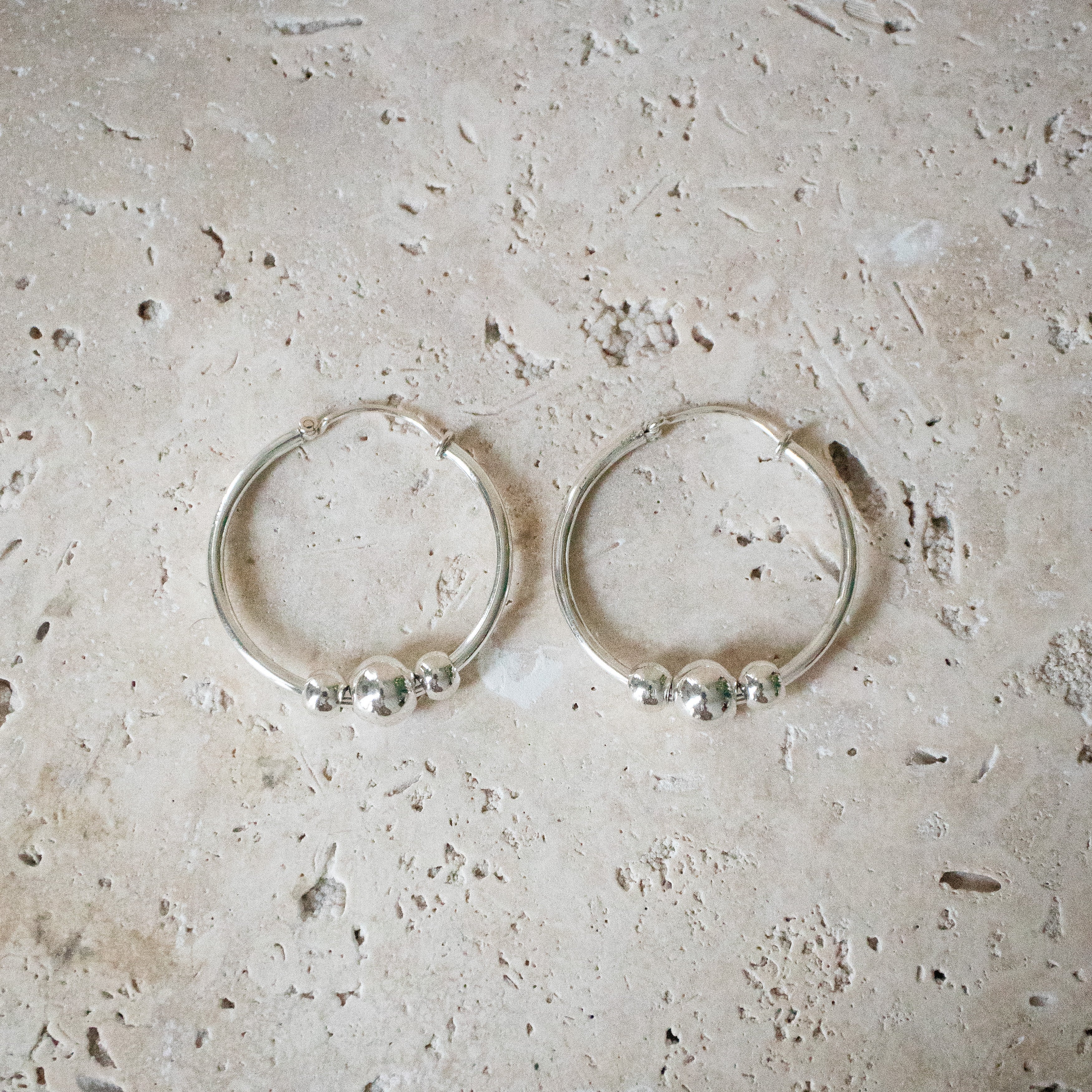 Creolen 3cm Ohrringe aus 925 Sterling Silber mit beweglichen Kugeln - Nooe UG