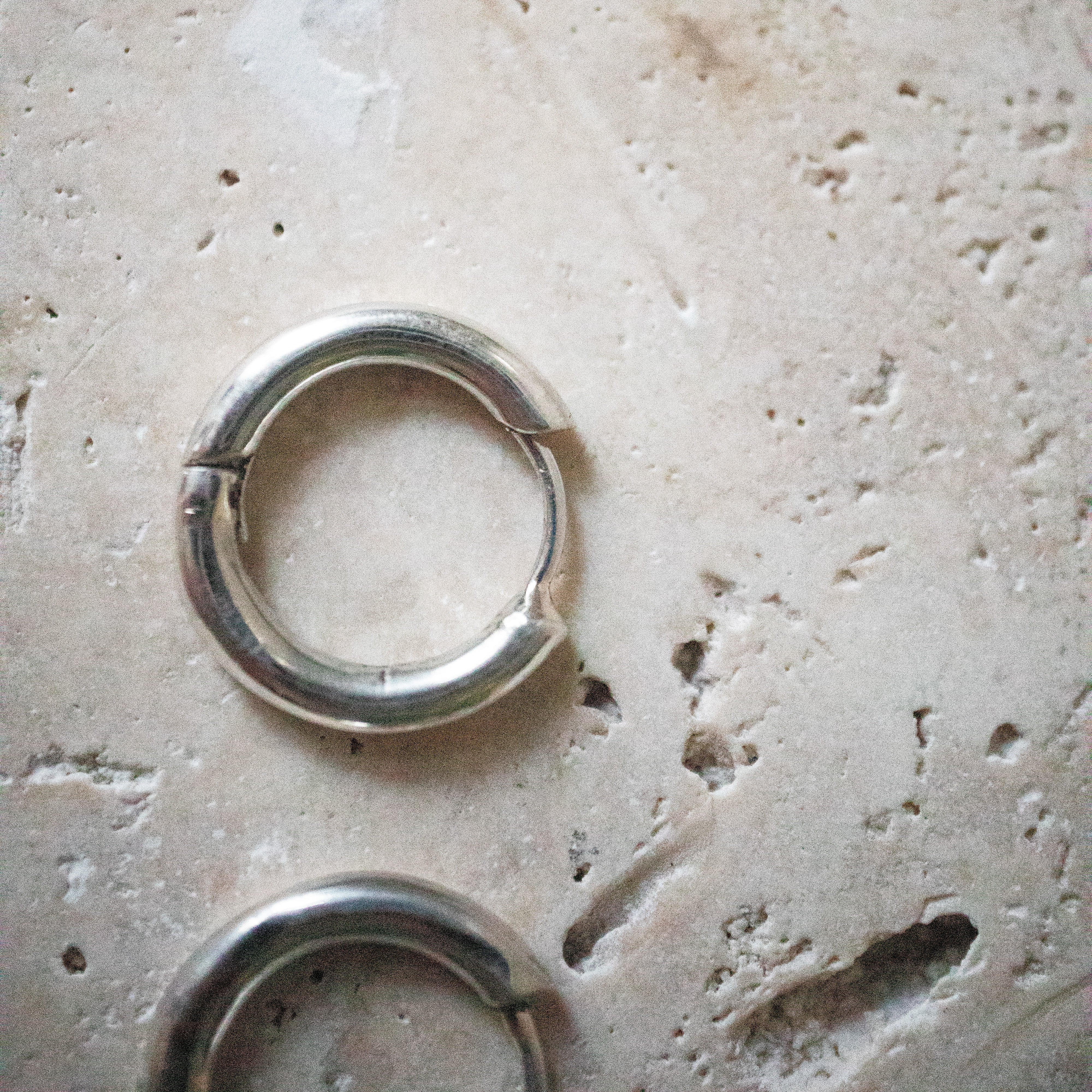 Huggie Creolen – Kleine Ohrringe aus 925 Sterling Silber, handgemacht - Nooe UG