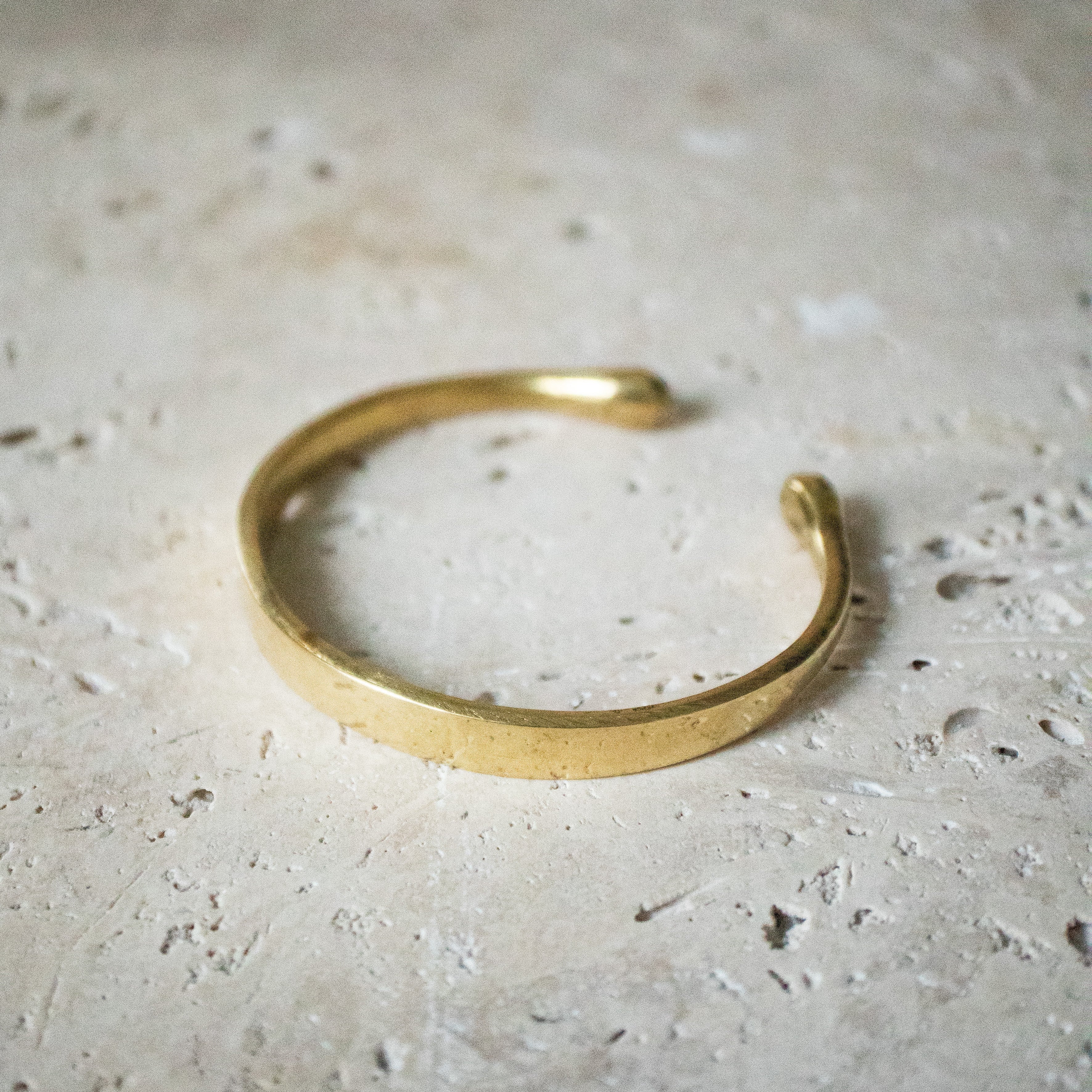 Breiter Armreif offen handgemacht gold - arm cuff - Nooe UG