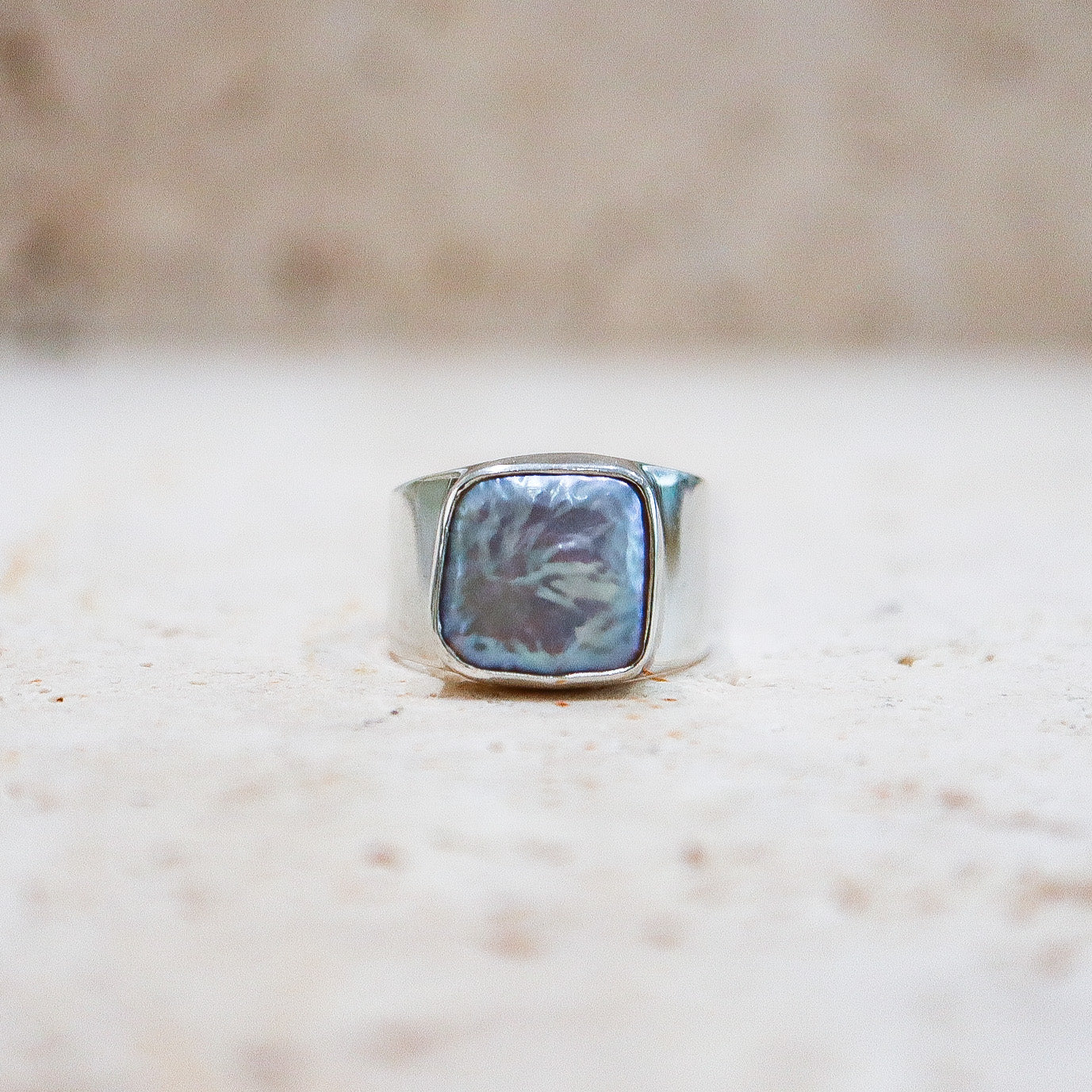 Breiter, quadratischer Siegelring aus 925 Sterling Silber mit natürlicher Süßwasserperle