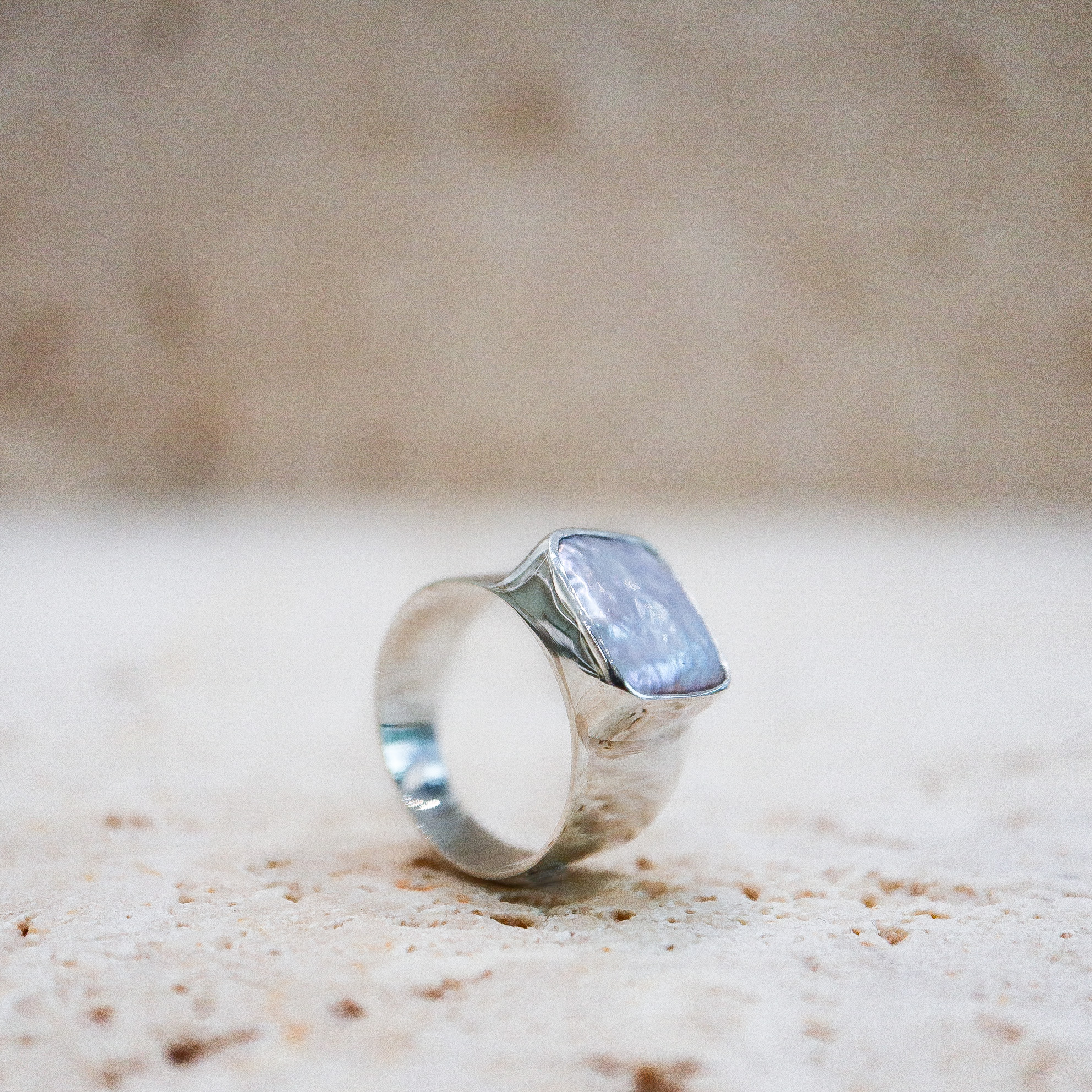 Breiter, quadratischer Siegelring aus 925 Sterling Silber mit natürlicher Süßwasserperle