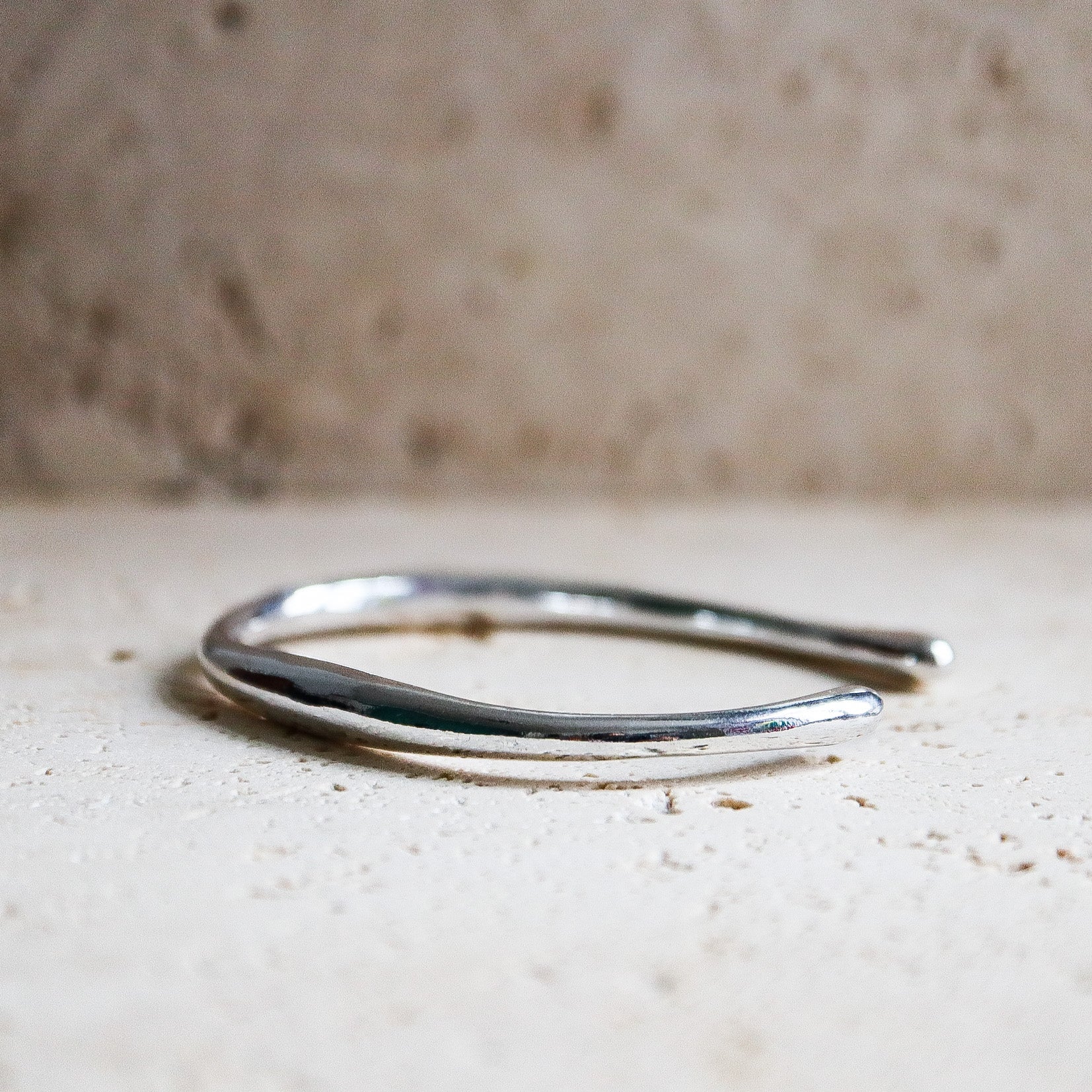 Asymmetrischer „Melting“ Armreif – Handgefertigt aus 925 Sterling Silber