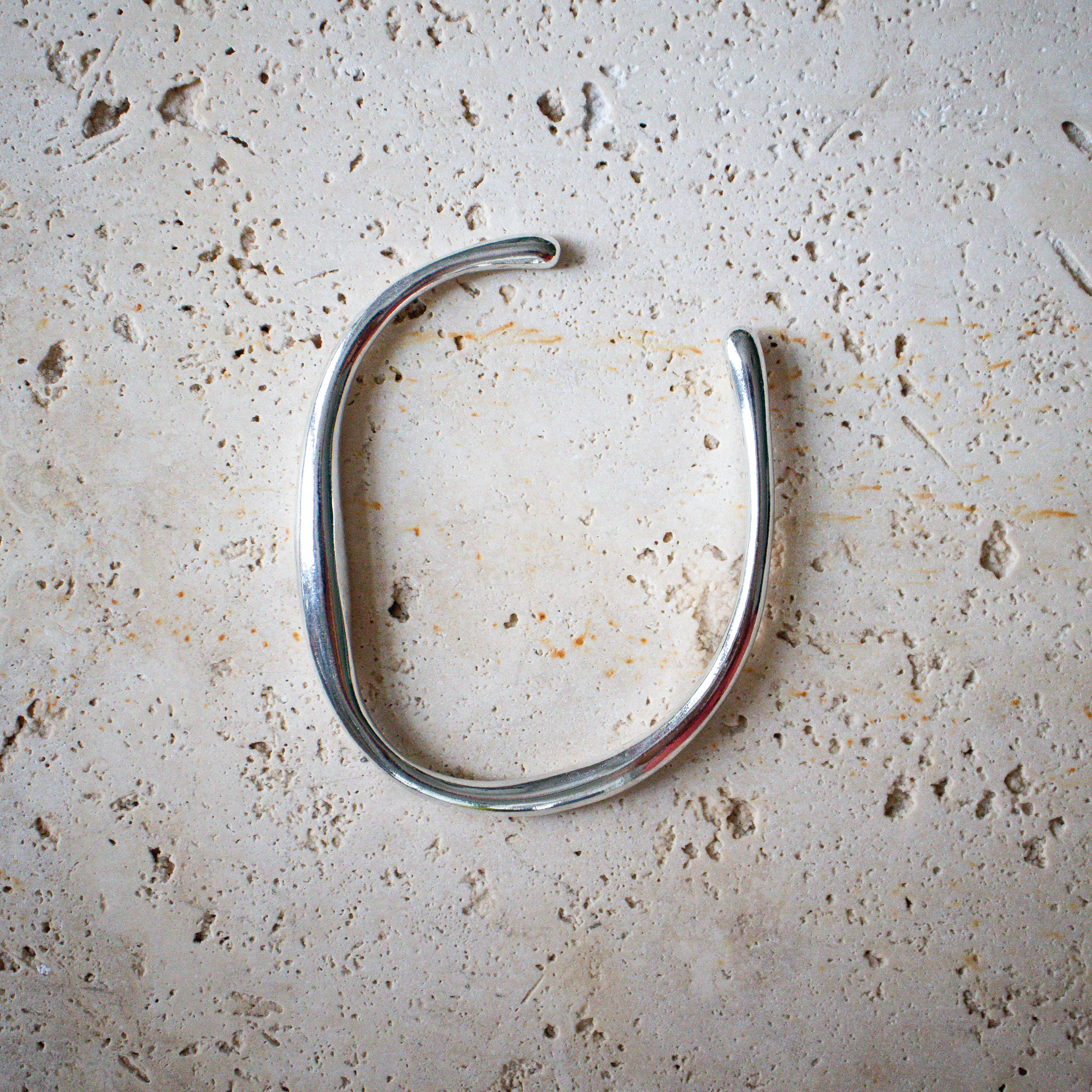 Asymmetrischer „Melting“ Armreif – Handgefertigt aus 925 Sterling Silber