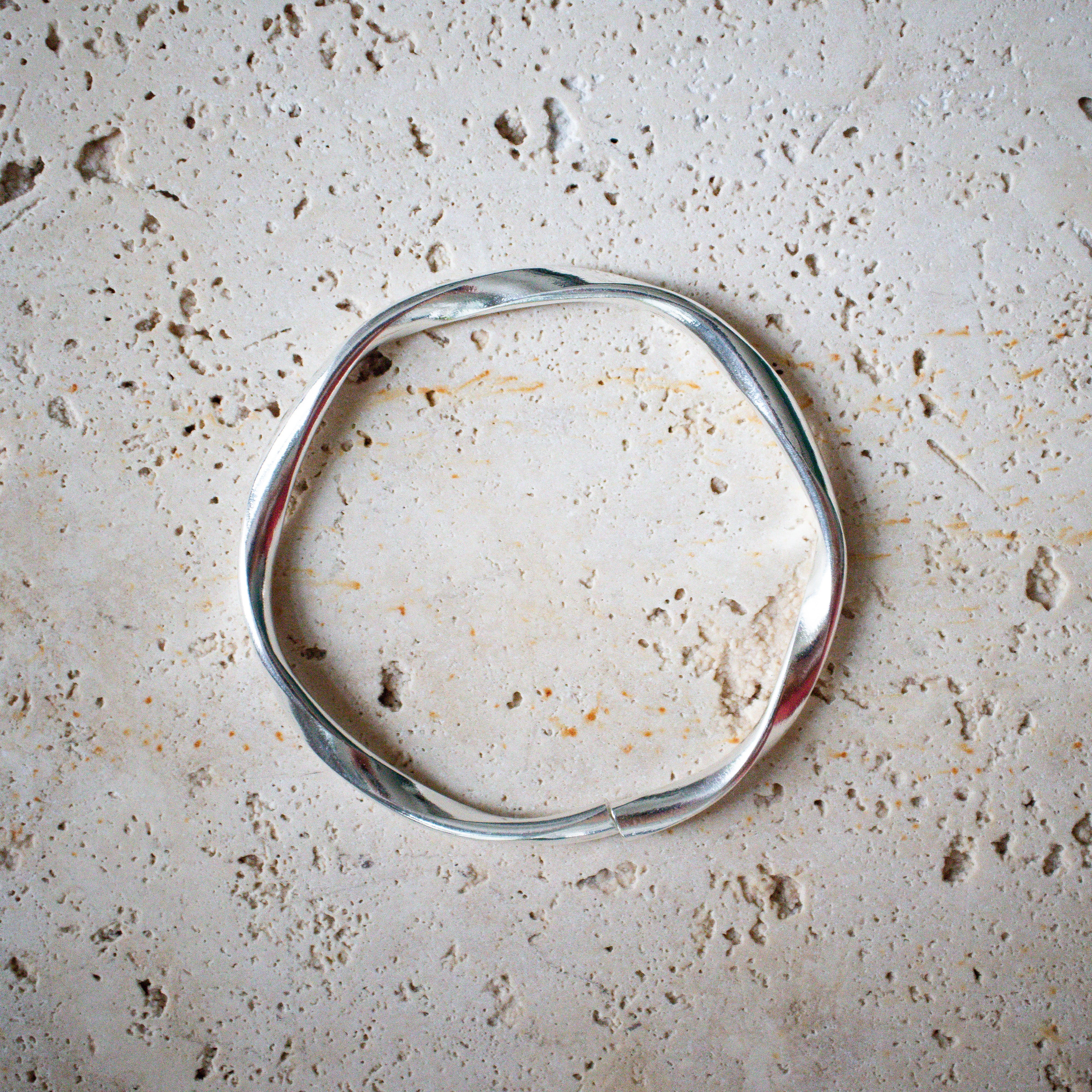 Handgemachter gedrehter Armreif aus Sterling Silber – offener runder Schmuck