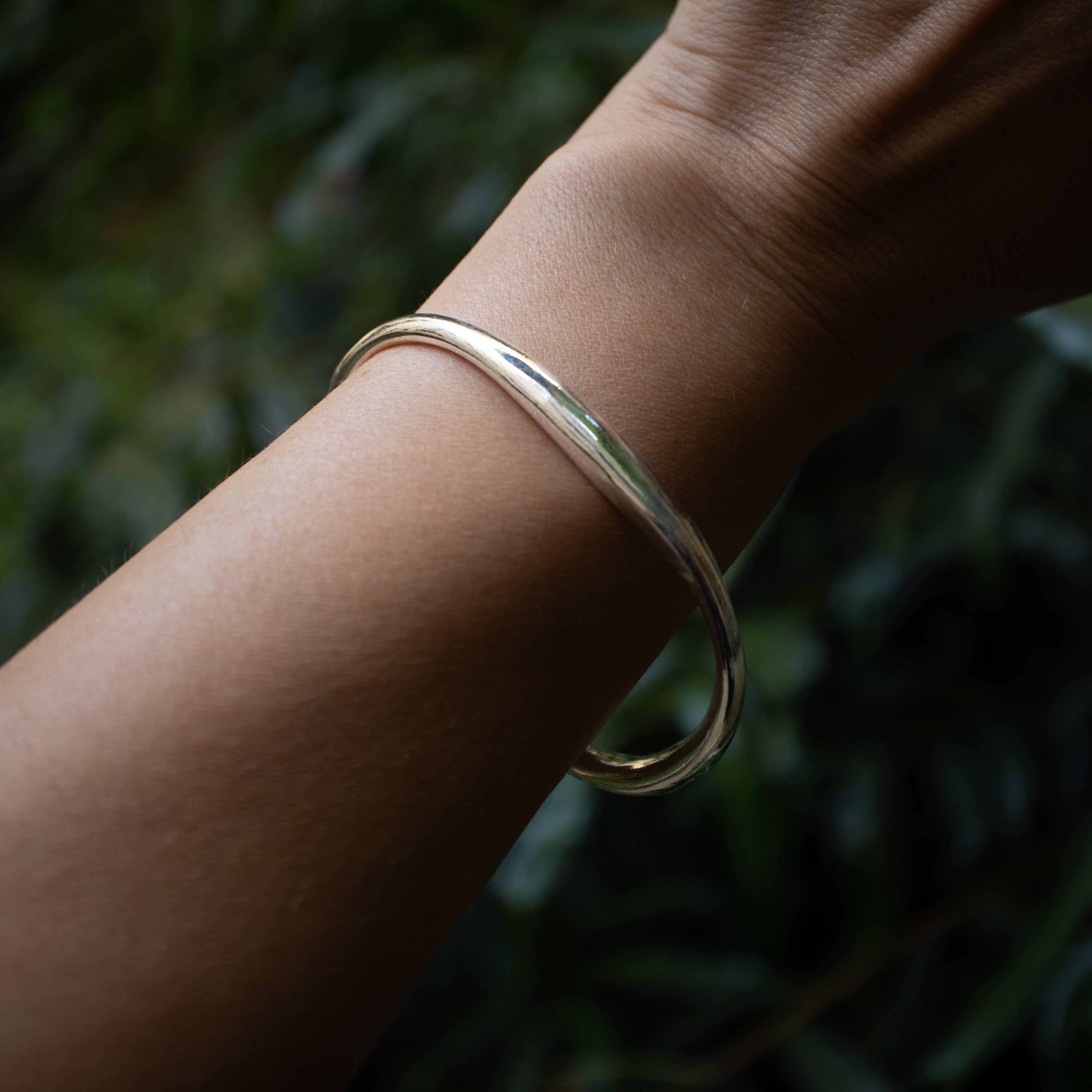 Asymmetrischer „Melting“ Armreif – Handgefertigt aus 925 Sterling Silber