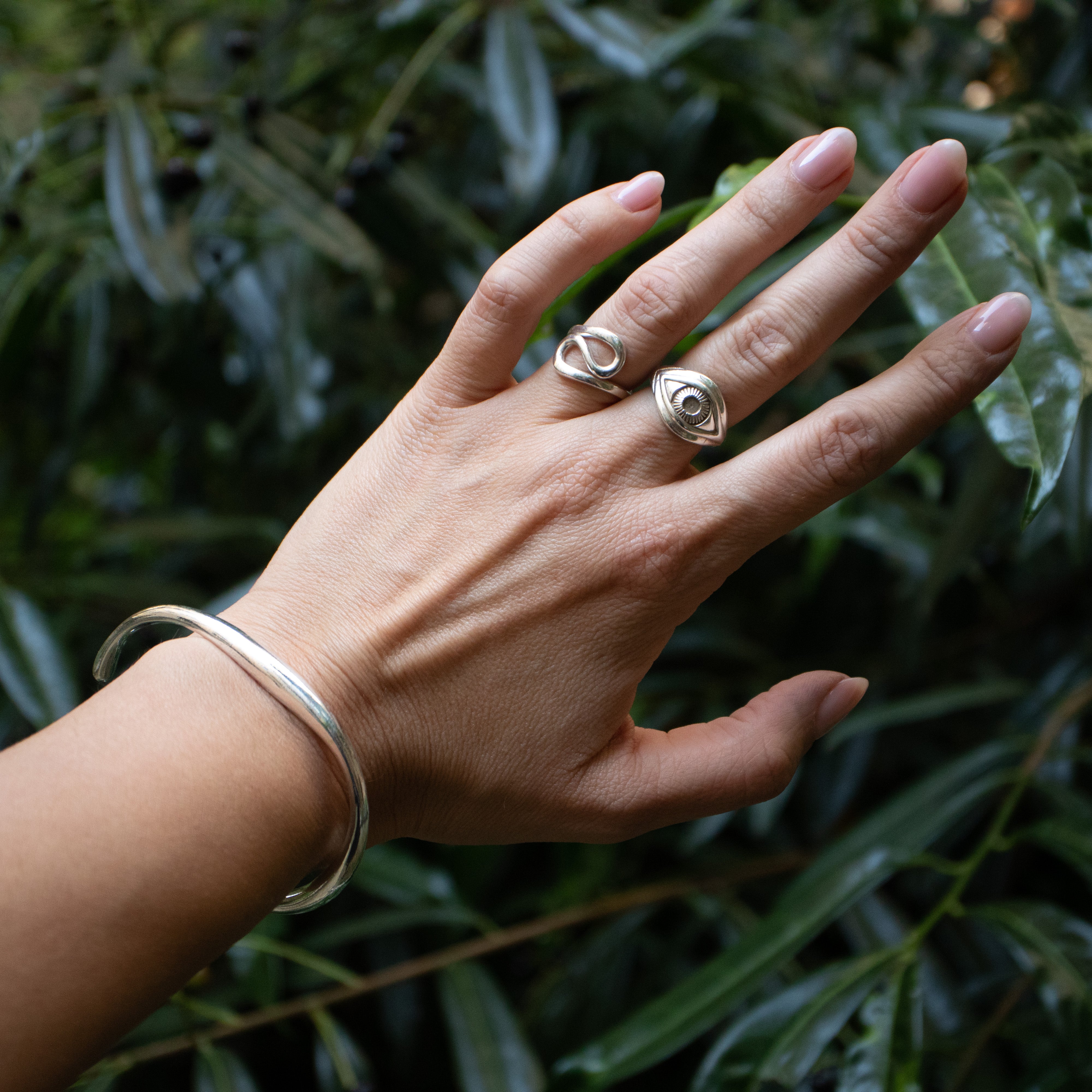 Asymmetrischer „Melting“ Armreif – Handgefertigt aus 925 Sterling Silber