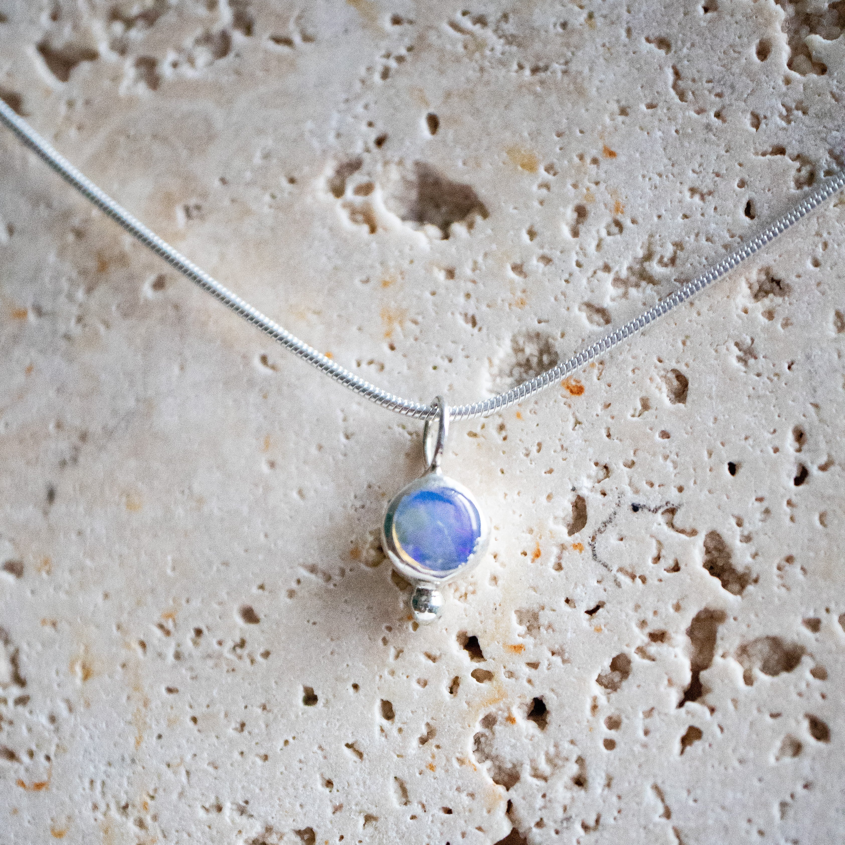 Zierliche Kette mit rundem Opal-Anhänger aus 925 Sterling Silber
