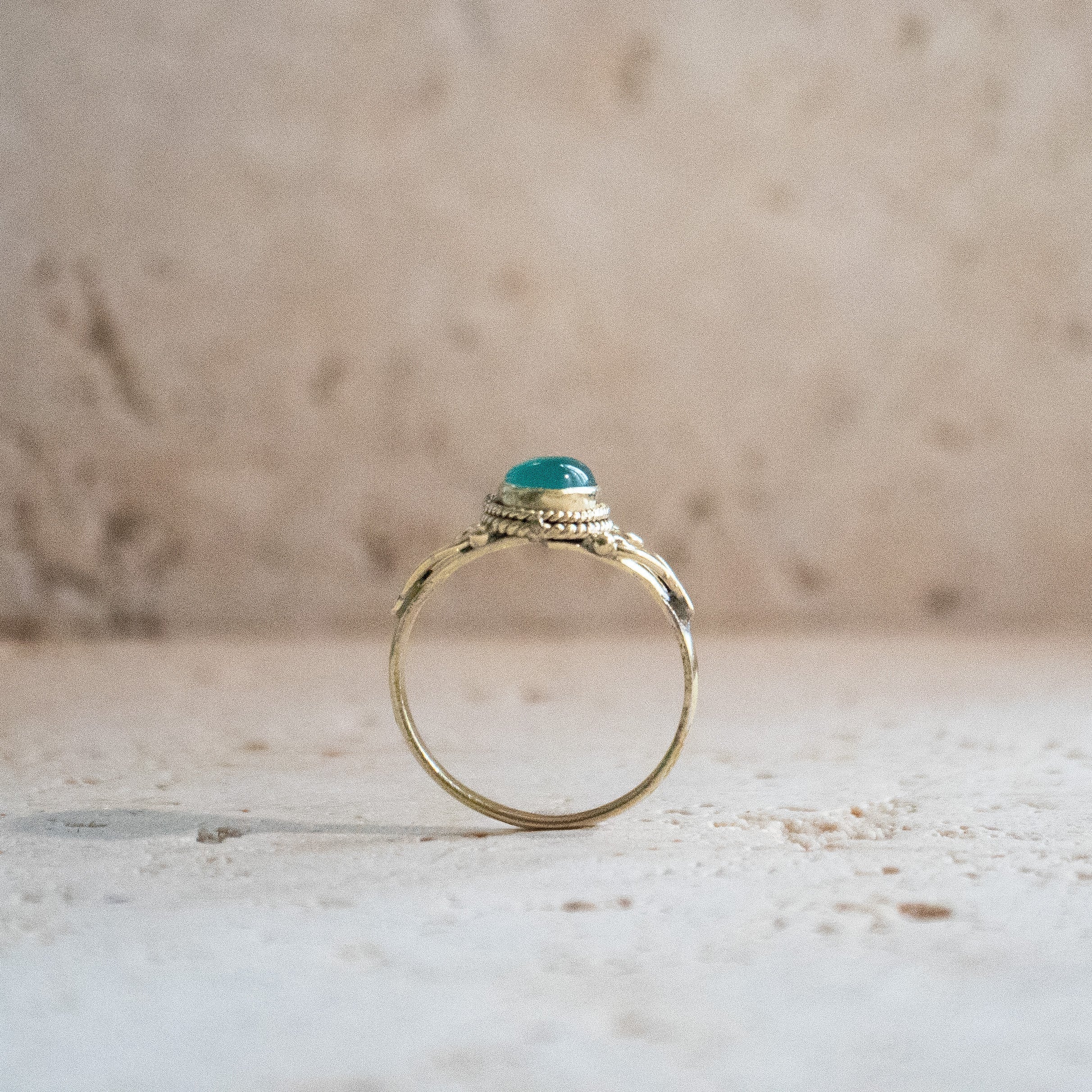 Grüner Onyx Ring mit ovalem Stein verspielt gold handgemacht - Nooe UG