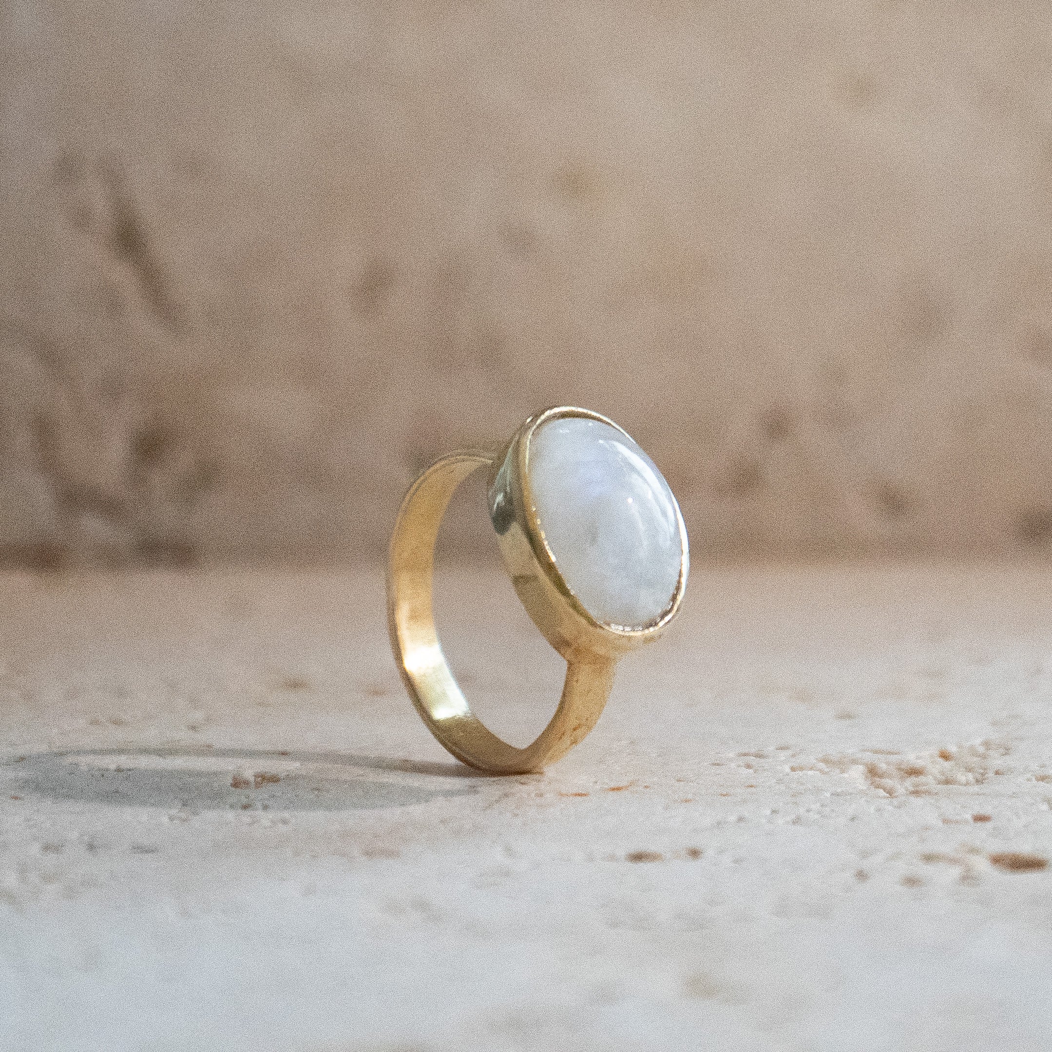 Anillo grande de piedra de luna con una piedra ovalada de oro.