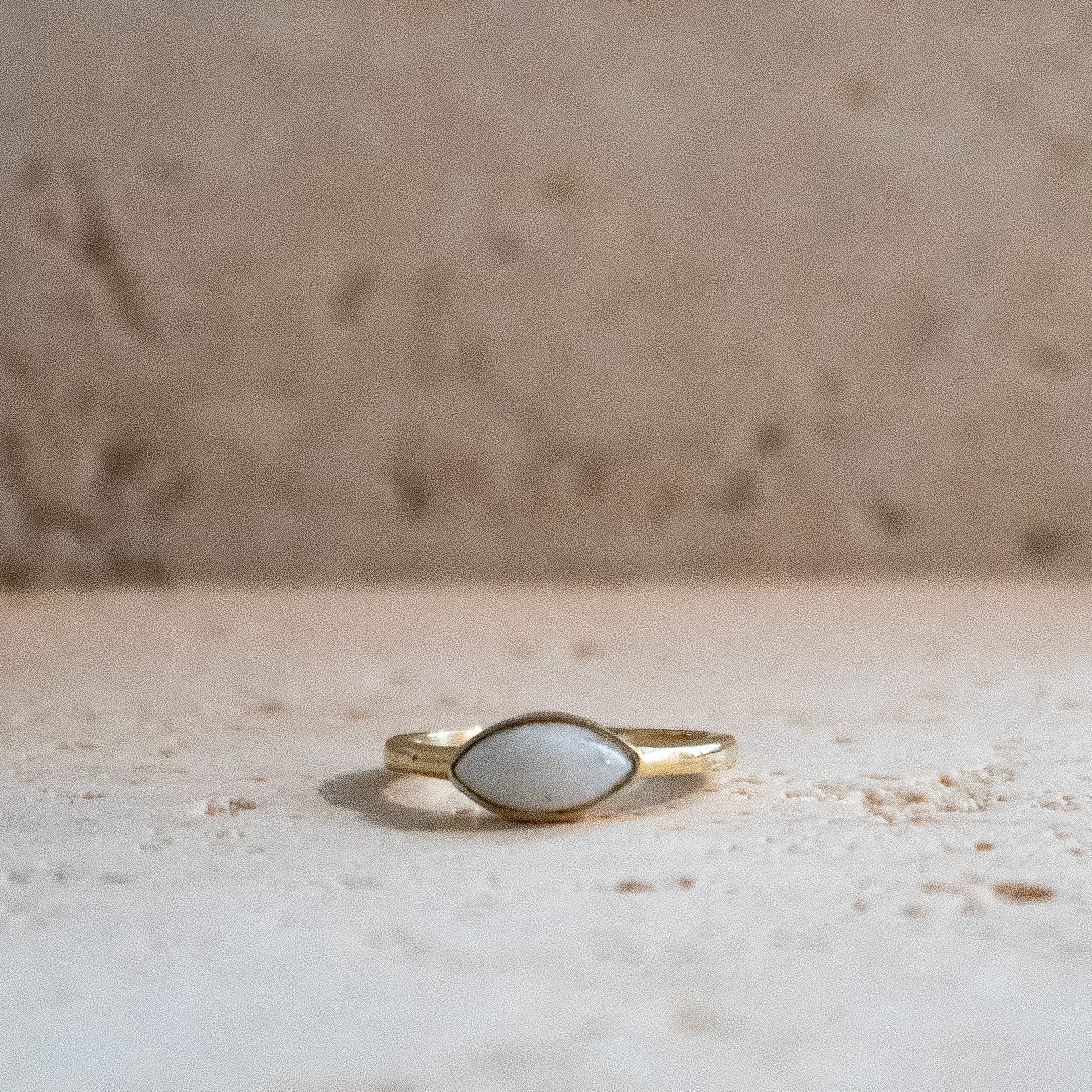 Ovaler Edelstein-Mondstein-Ring aus Messing gold | Minimalistischer Schmuck für Verlobungen und Geschenke - Nooe UG