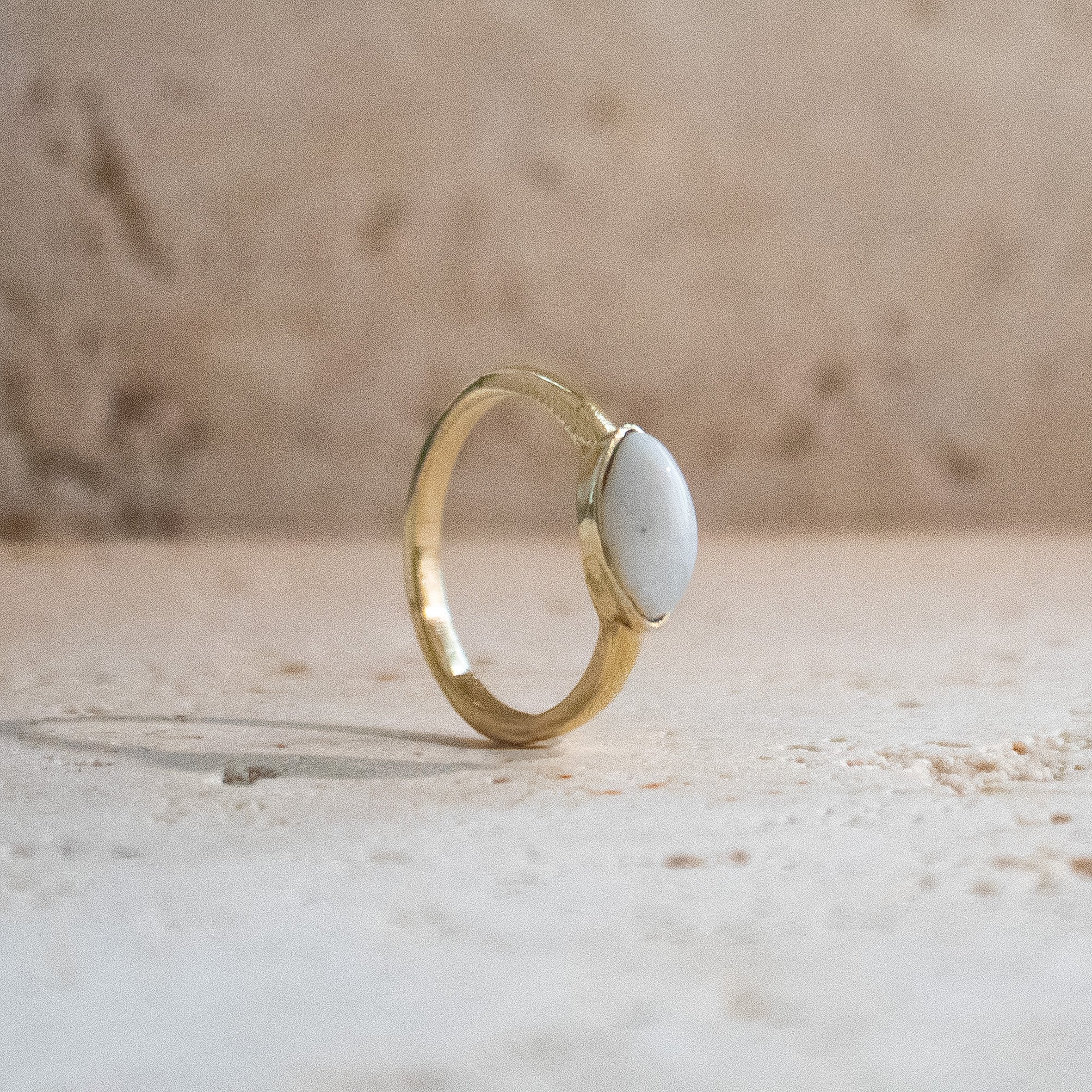 Ovaler Edelstein-Mondstein-Ring aus Messing gold | Minimalistischer Schmuck für Verlobungen und Geschenke
