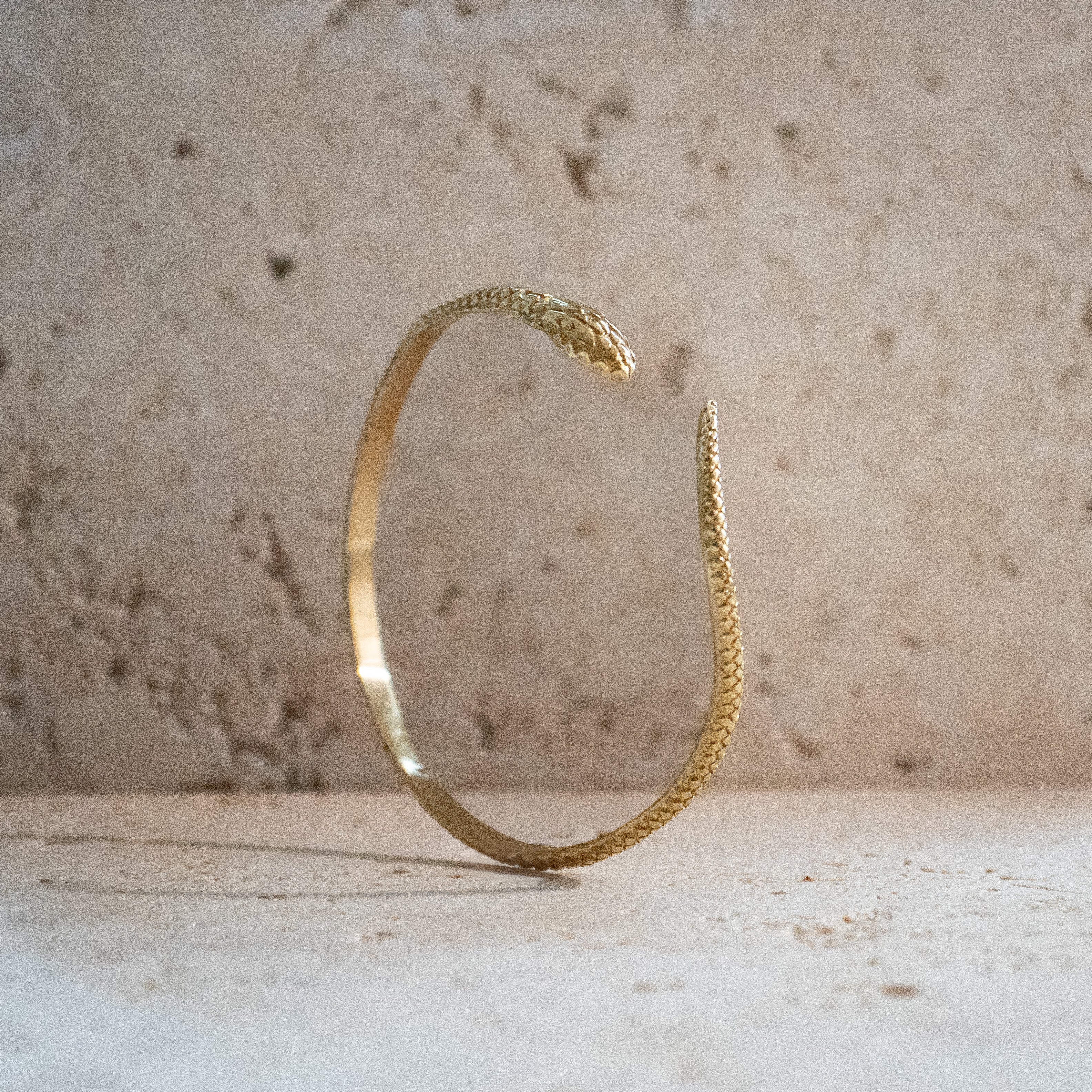Armreif Schlange aus Messing gold offen handgemacht