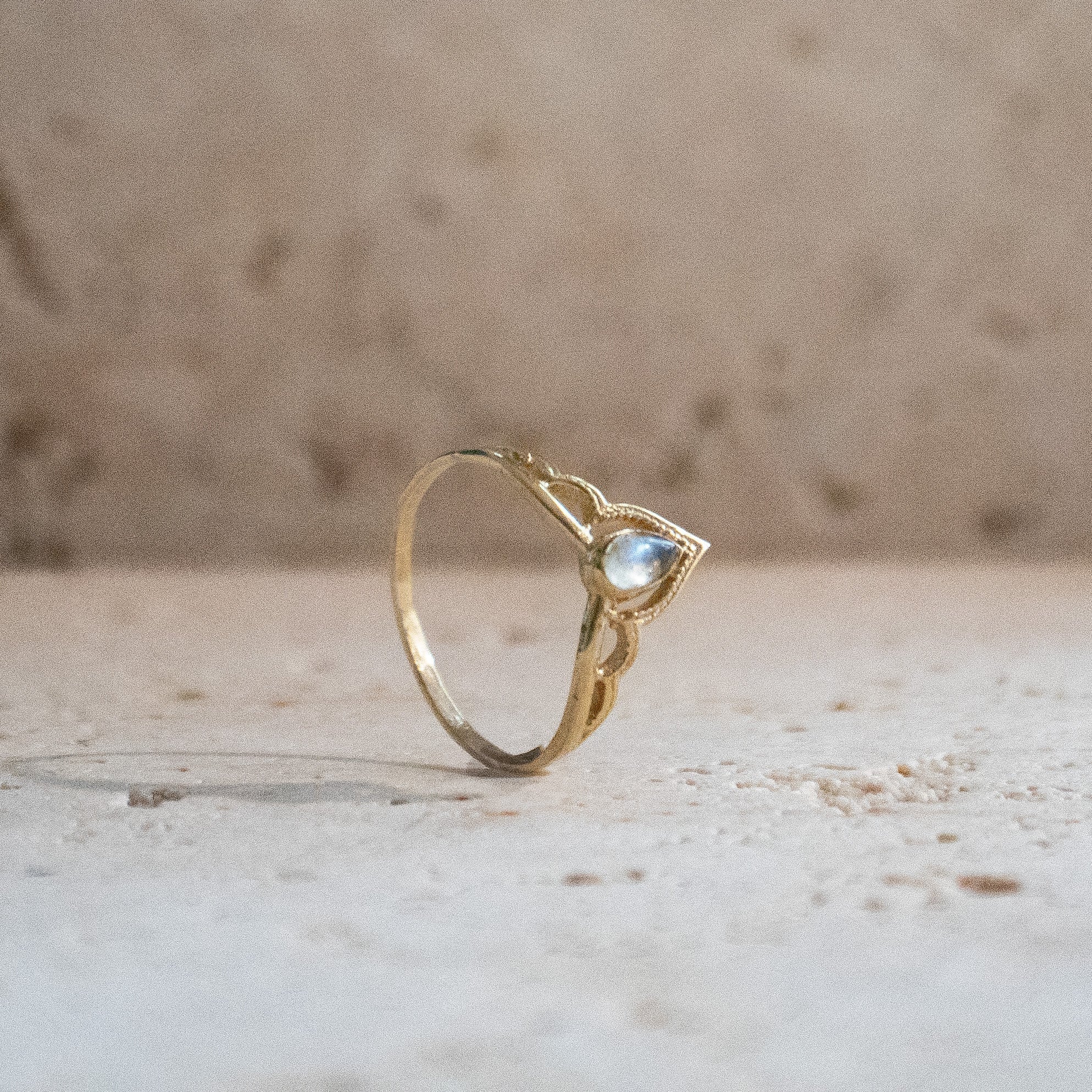 Tiara Kronen Ring mit Labradorit Spitze – Gold aus Messing Handgemacht - Nooe UG