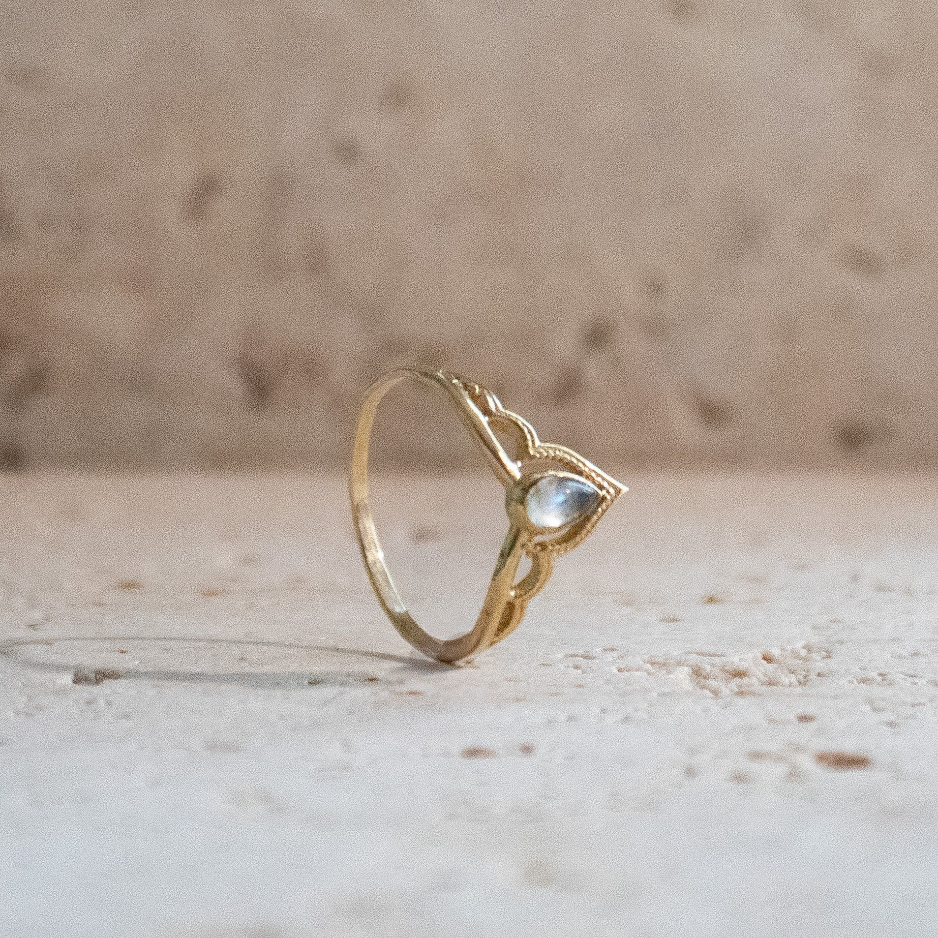 Tiara Kronen Ring mit Labradorit Spitze – Gold aus Messing Handgemacht