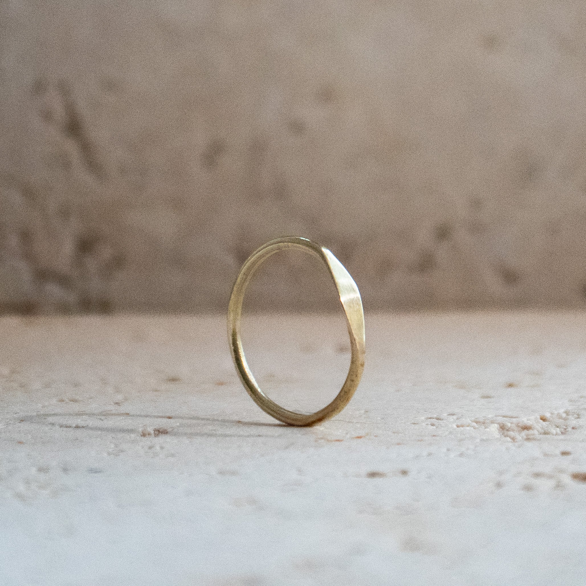 Feiner kleiner Siegelring gold handgefertigt - Stapelring aus Messing