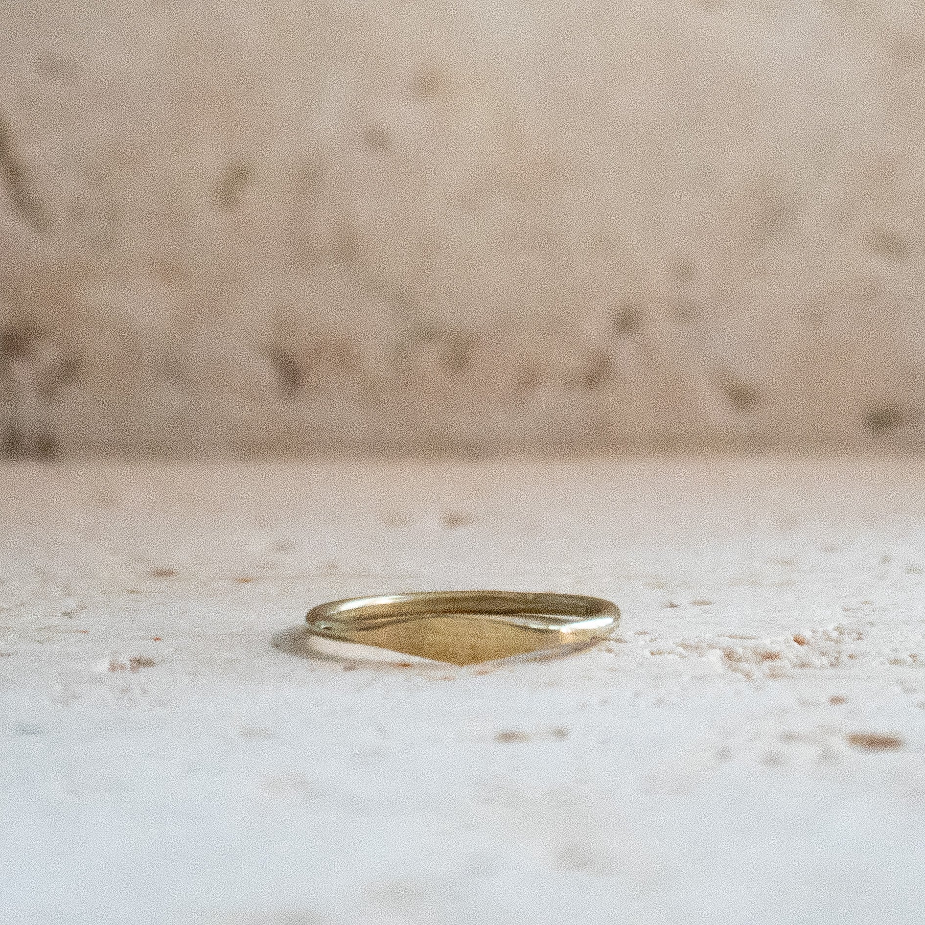 Feiner kleiner Siegelring gold handgefertigt - Stapelring aus Messing