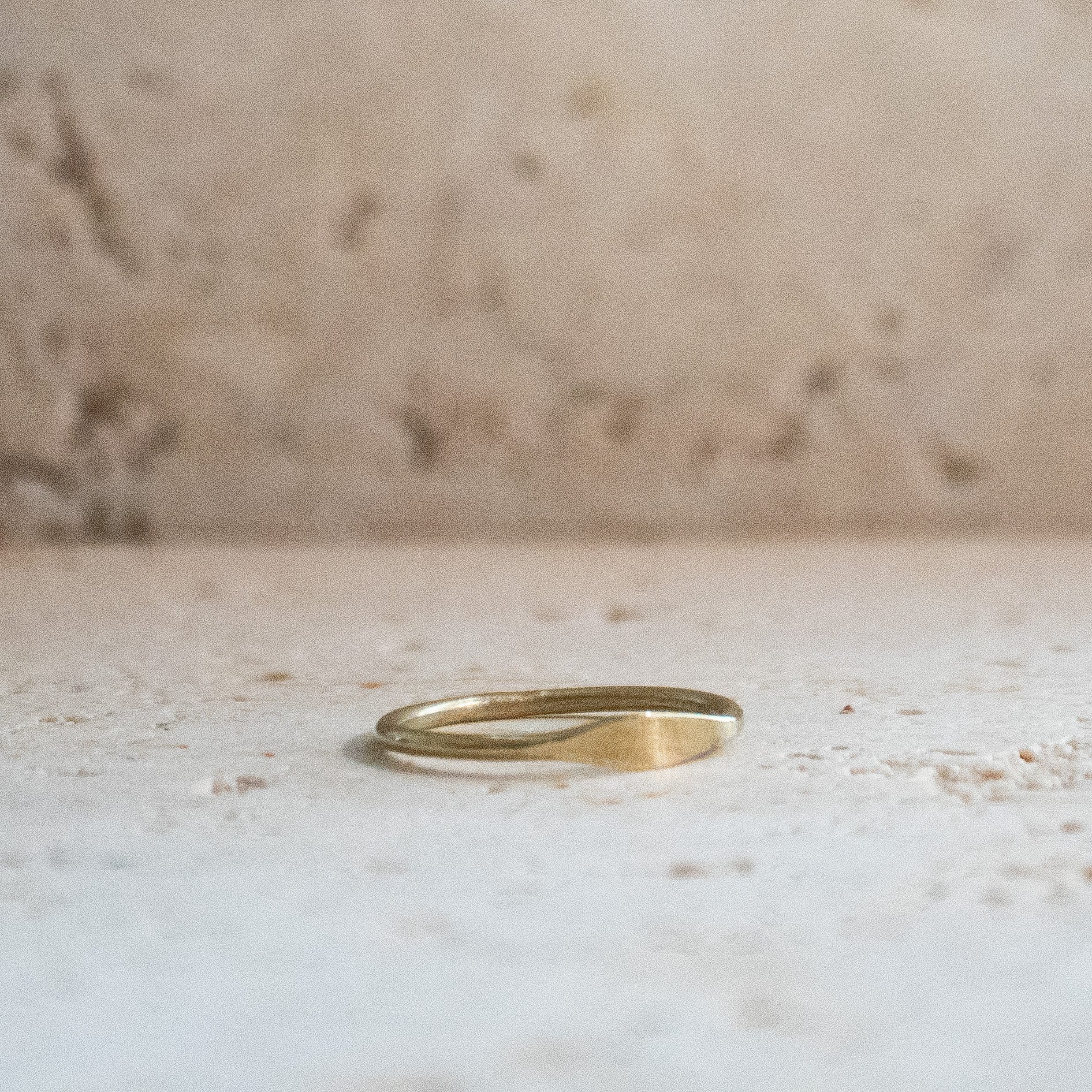 Feiner kleiner Siegelring gold handgefertigt - Stapelring aus Messing