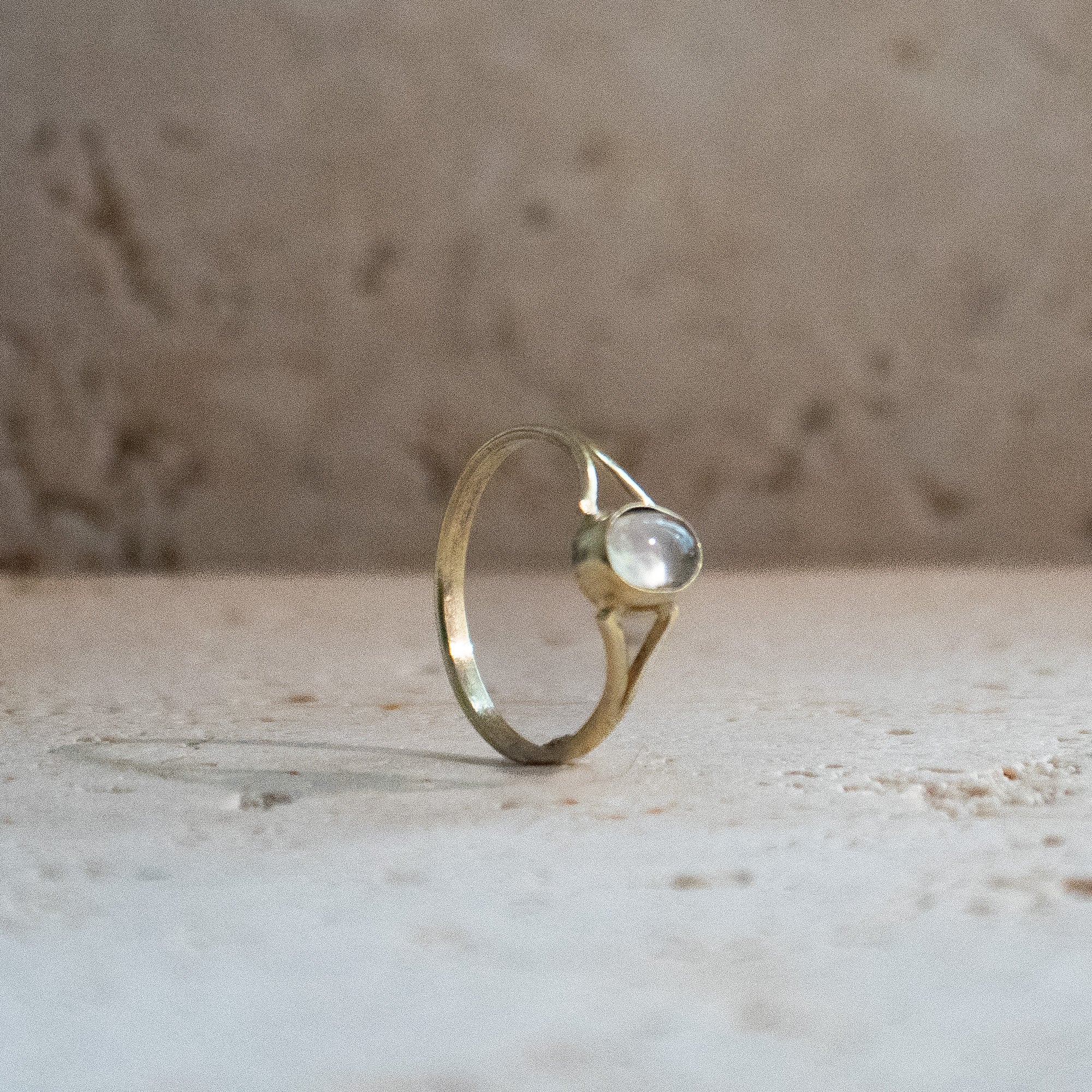 Zarter Opalring handgefertigt mit ovalem Stein