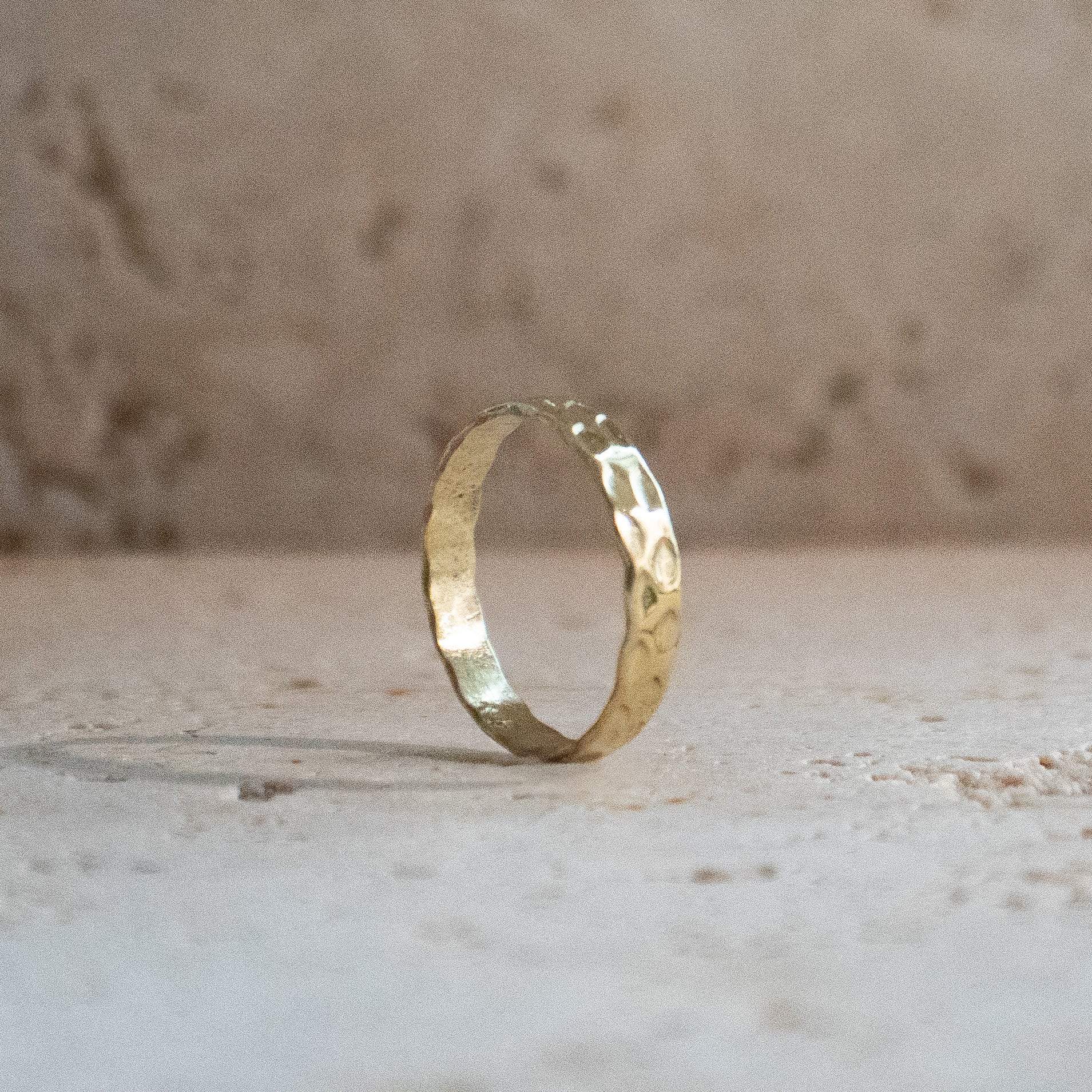 Gehämmerter Ring aus Messing handgemacht gold
