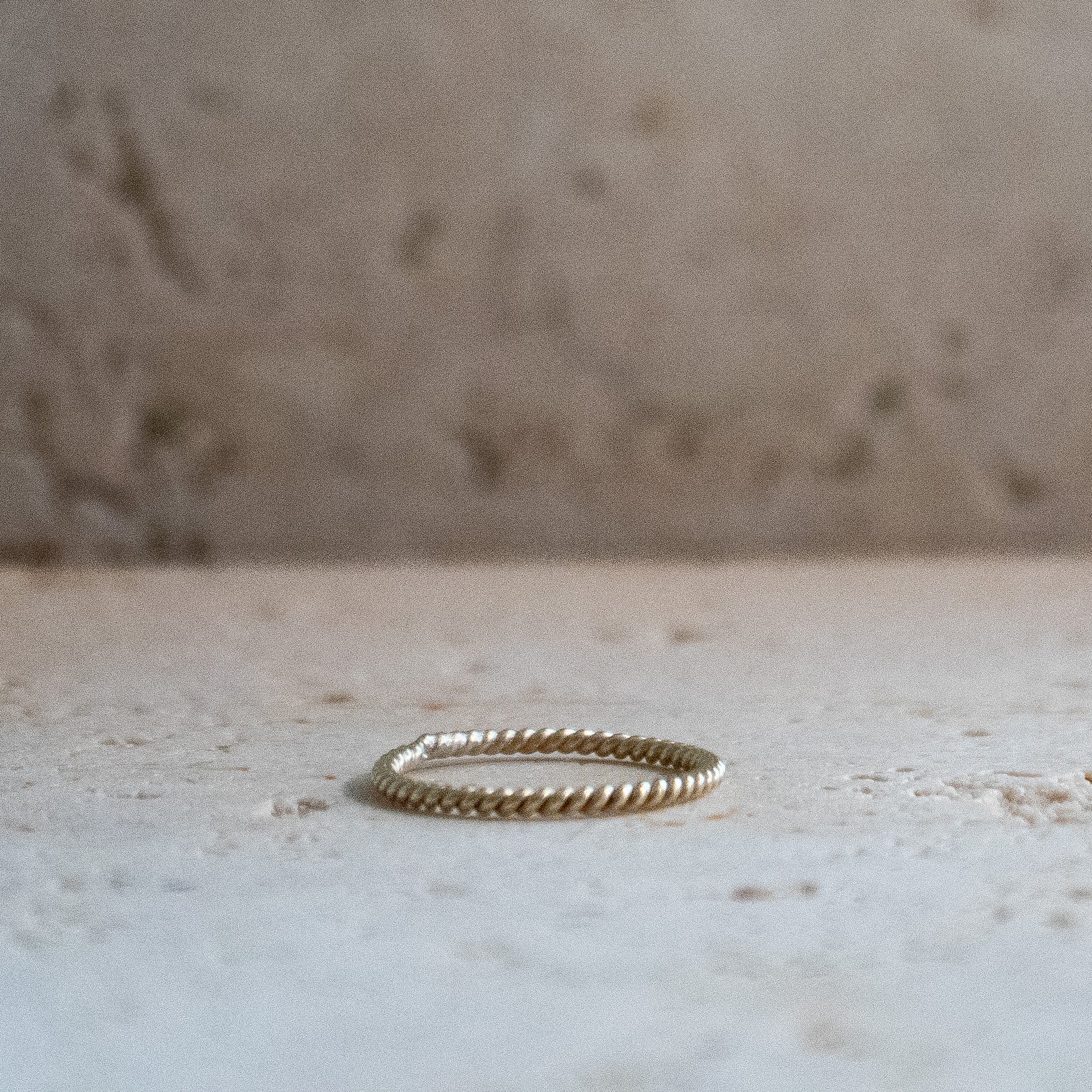 Bague tressée délicate en laiton doré, faite à la main