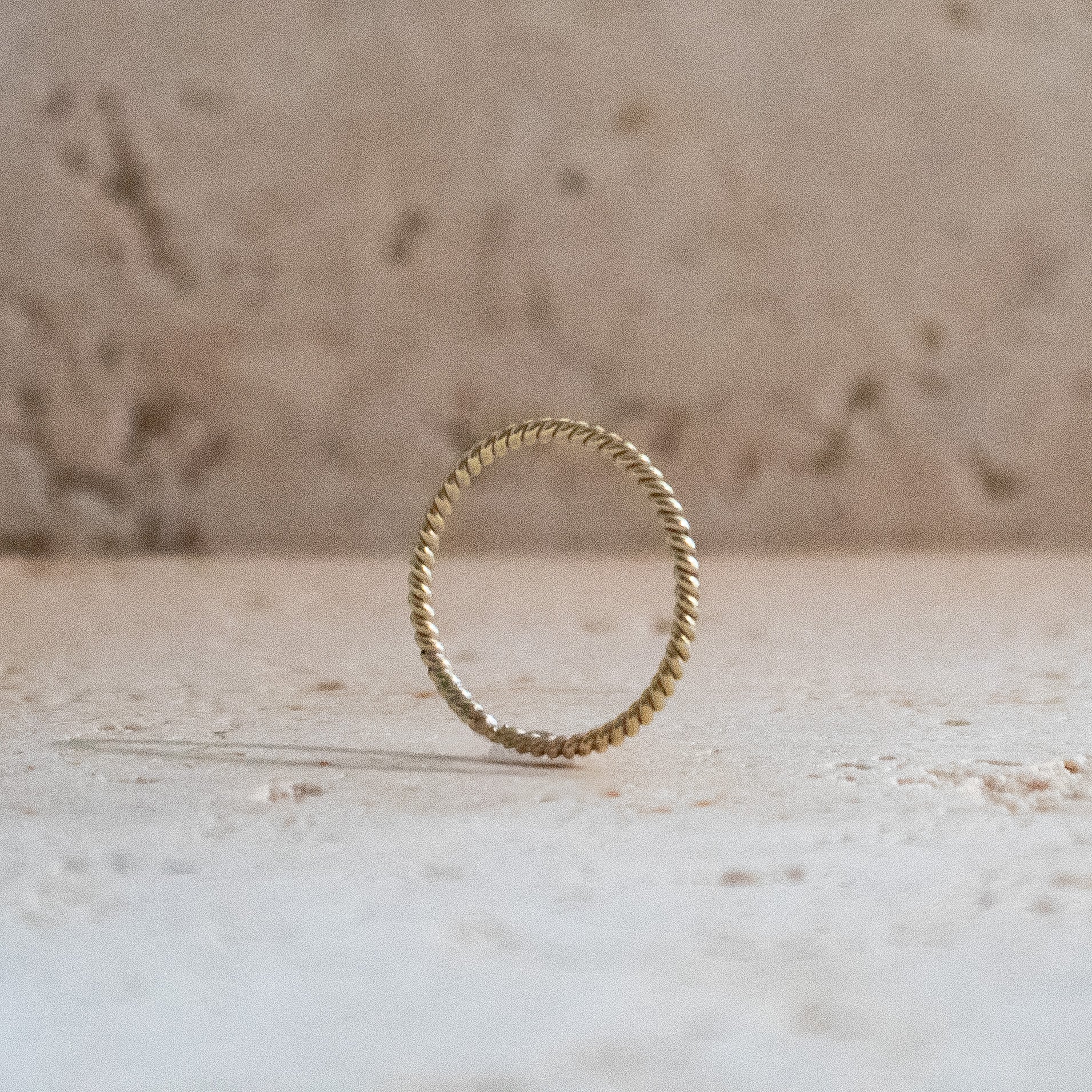 Bague tressée délicate en laiton doré, faite à la main