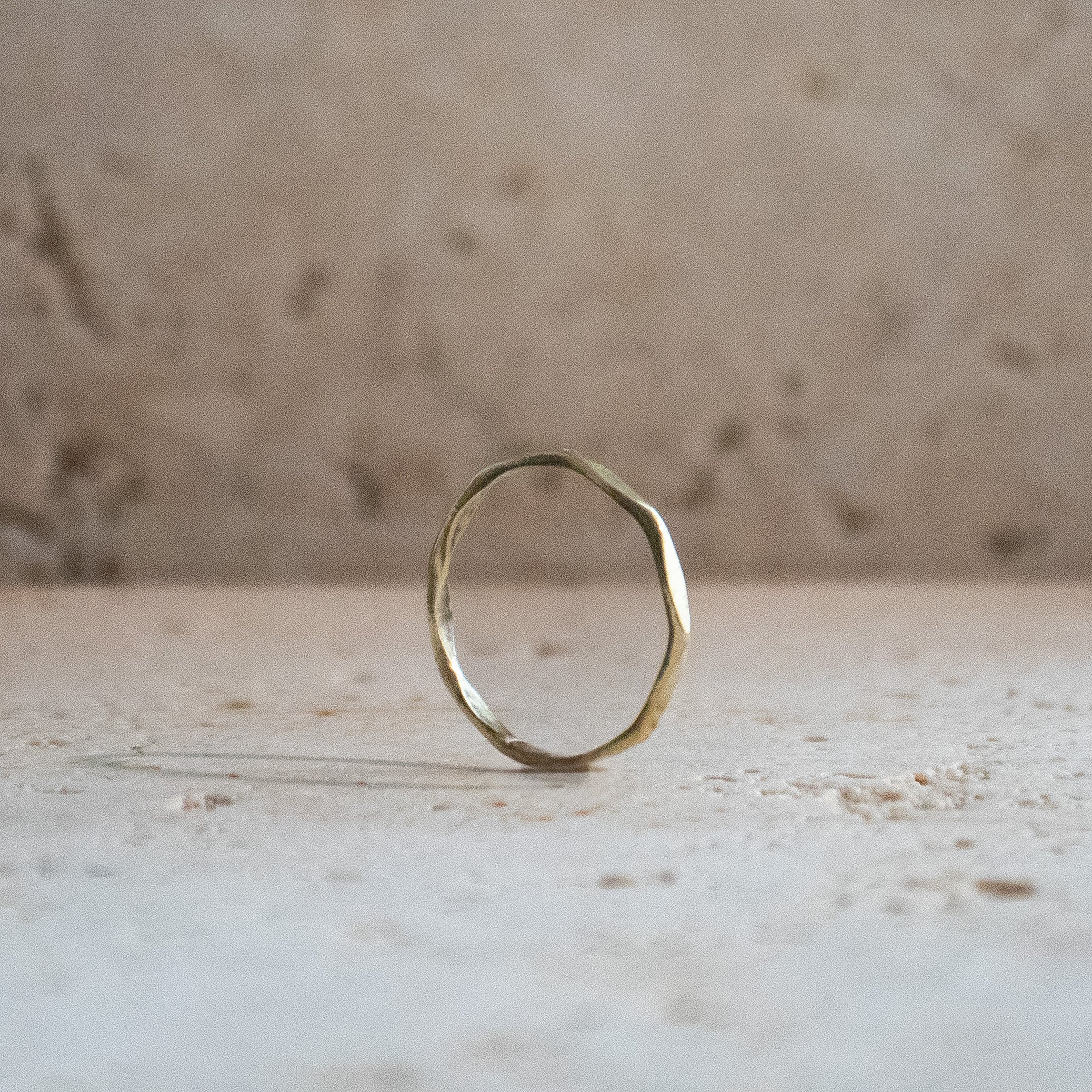 Feiner Ring achteckig handgefertigt aus Messing