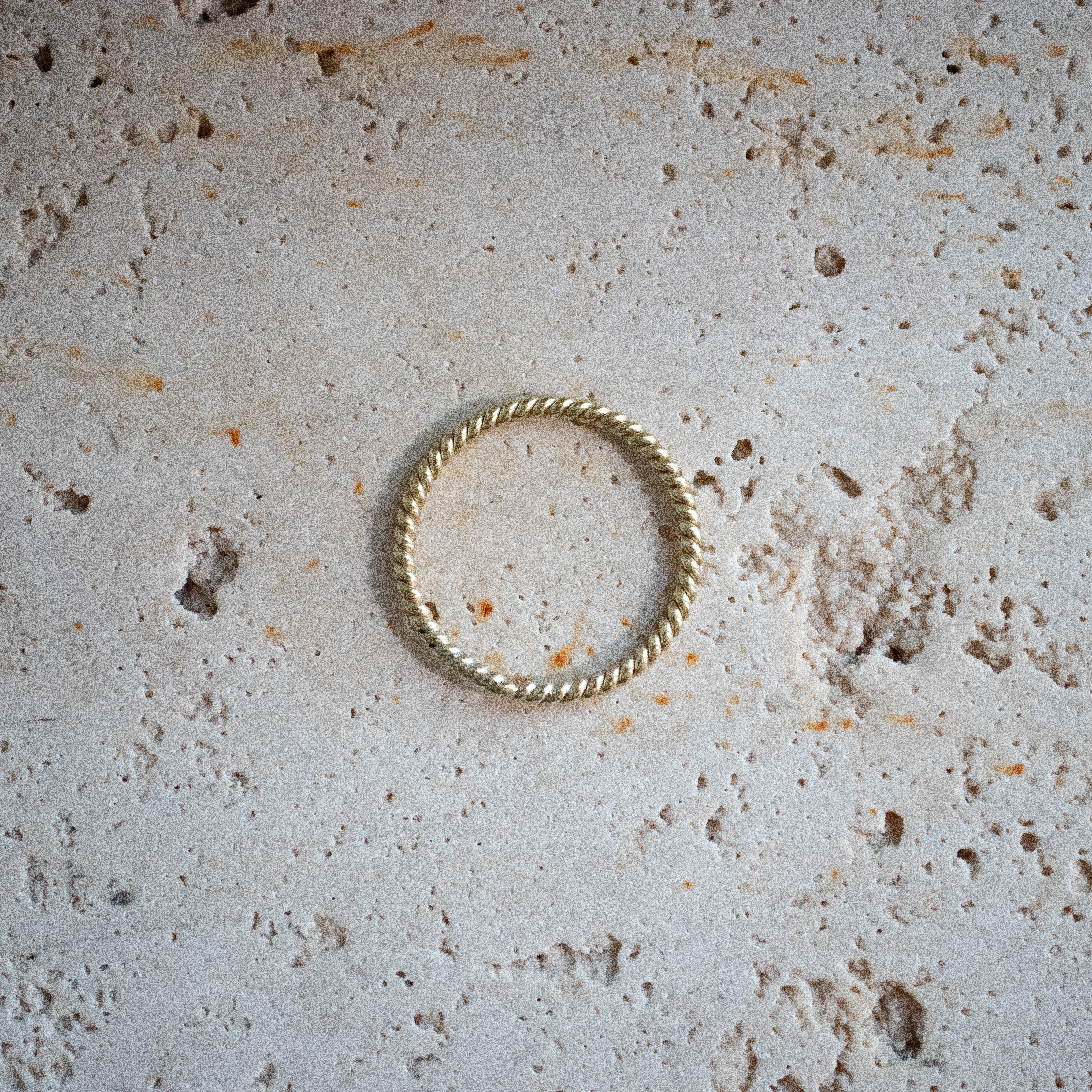 Zierlicher geflochtener Ring aus Messing gold handgemacht