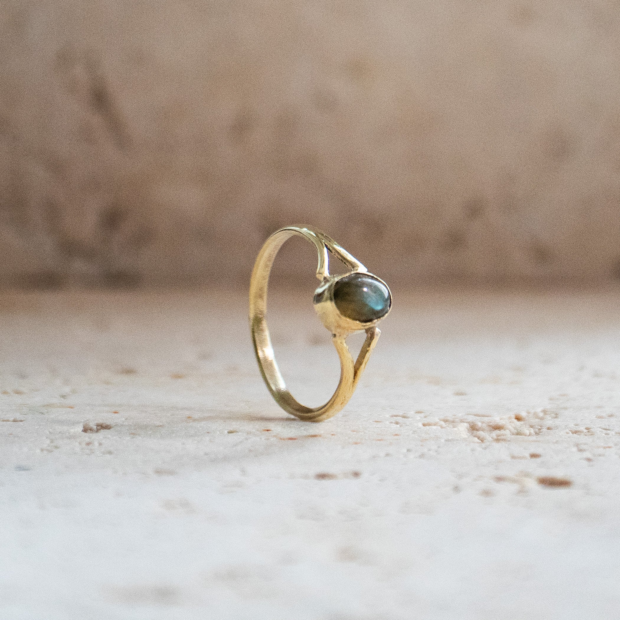 Petite bague ovale labradorite dorée fait main