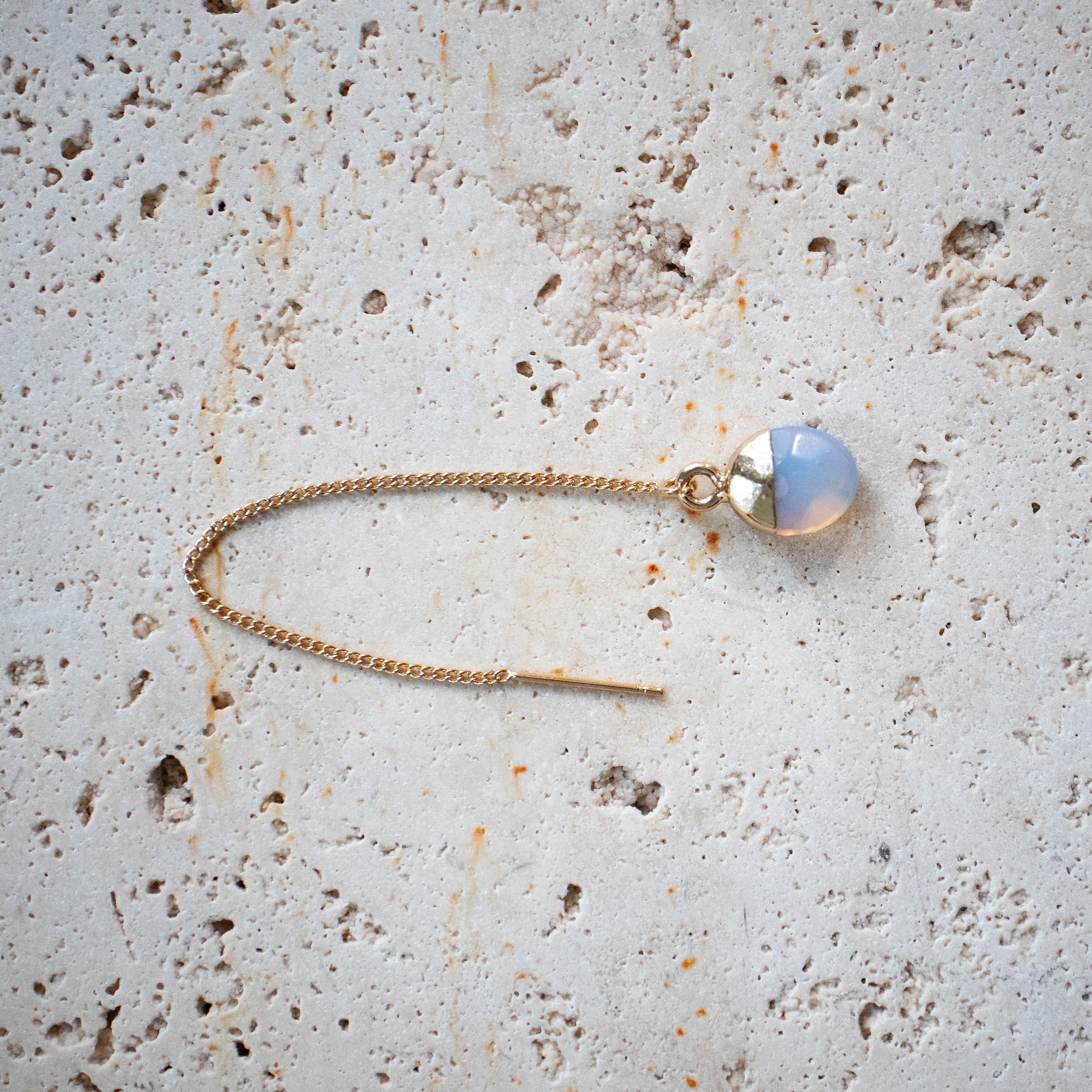 Enfile-boucles d'oreilles avec goutte d'opalite plaqué or