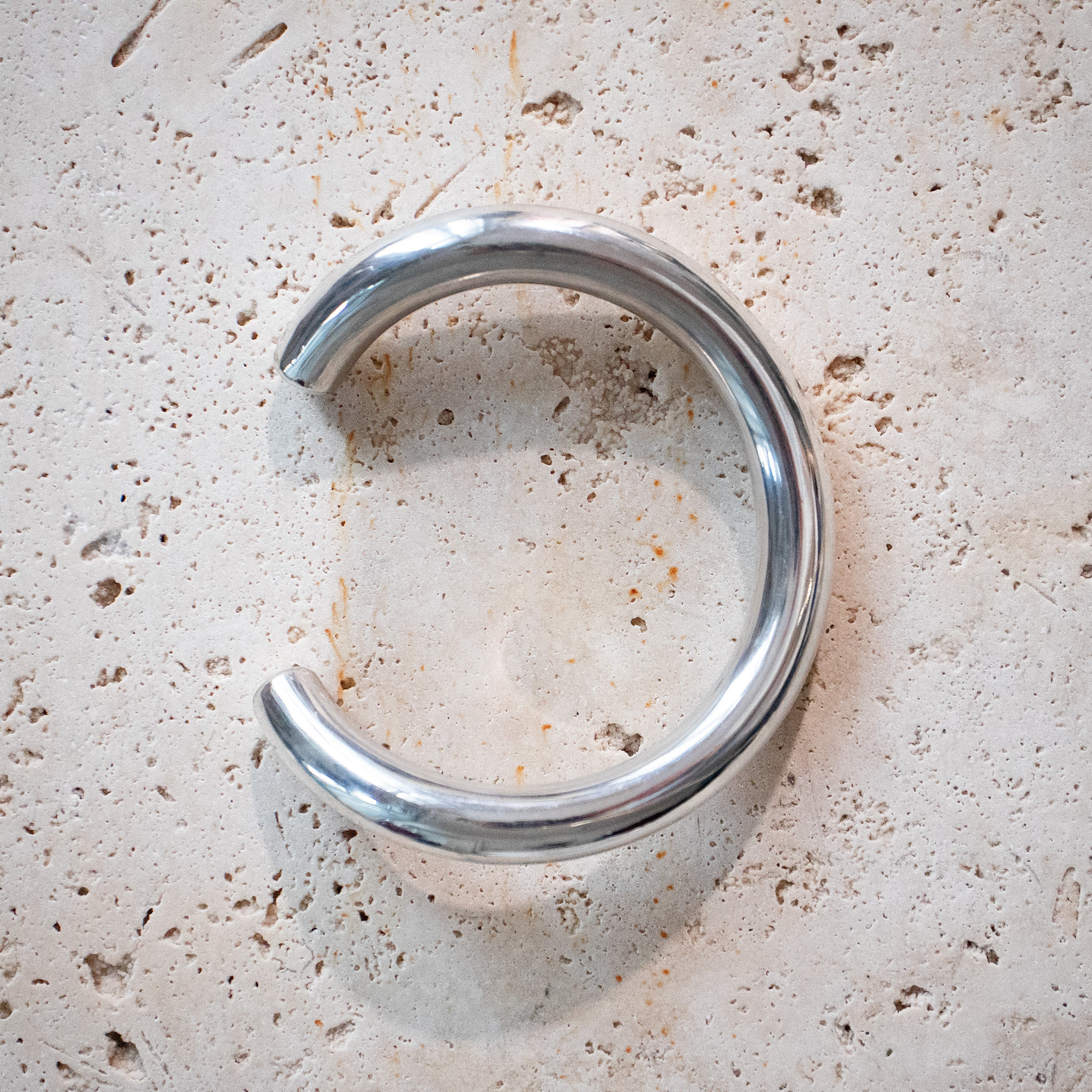 Breiter Handgemachter Armreif aus 925 Sterling Silber – Rundes Design - Nooe UG