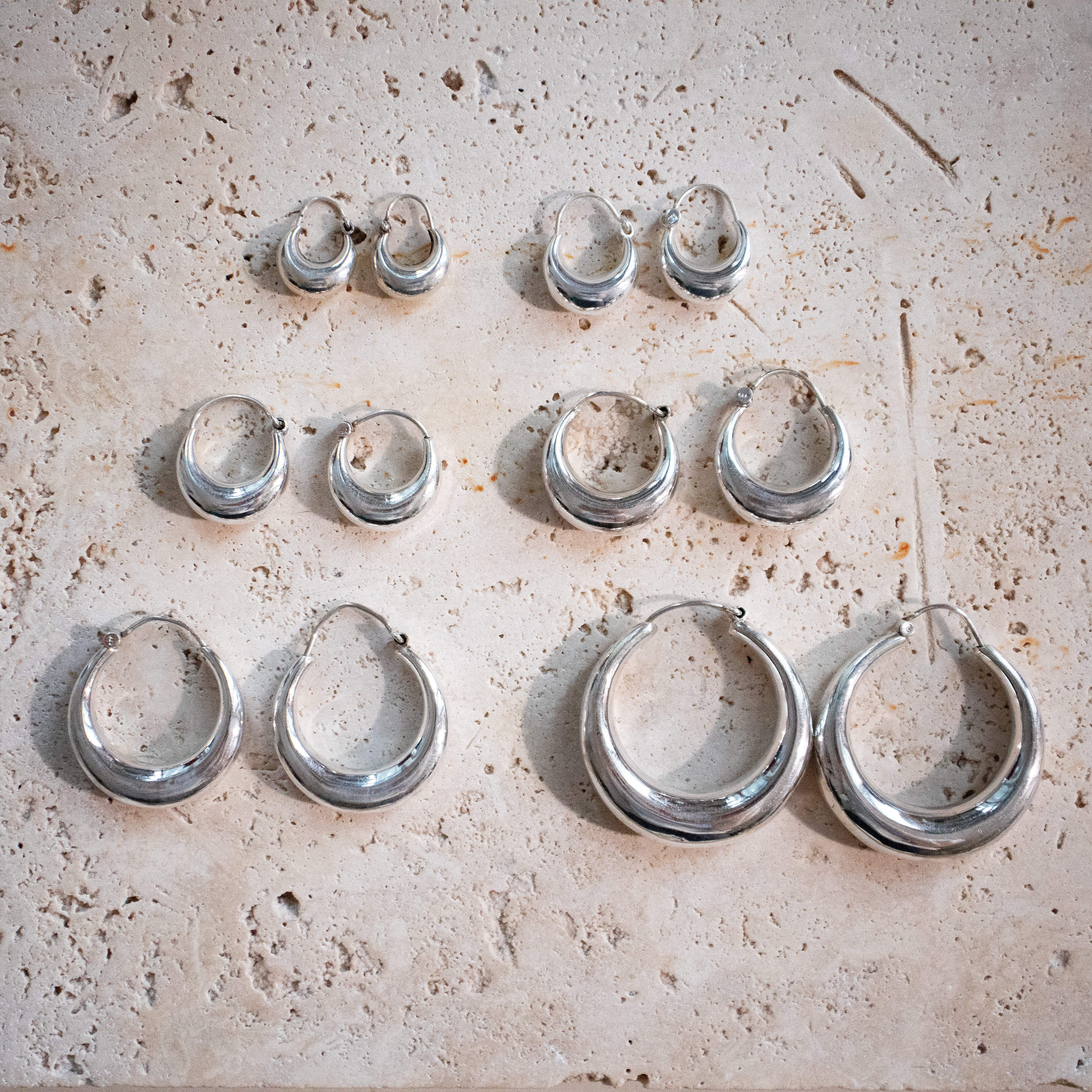 Grosses boucles d'oreilles créoles en argent sterling 925 fabriquées à la main en différentes tailles