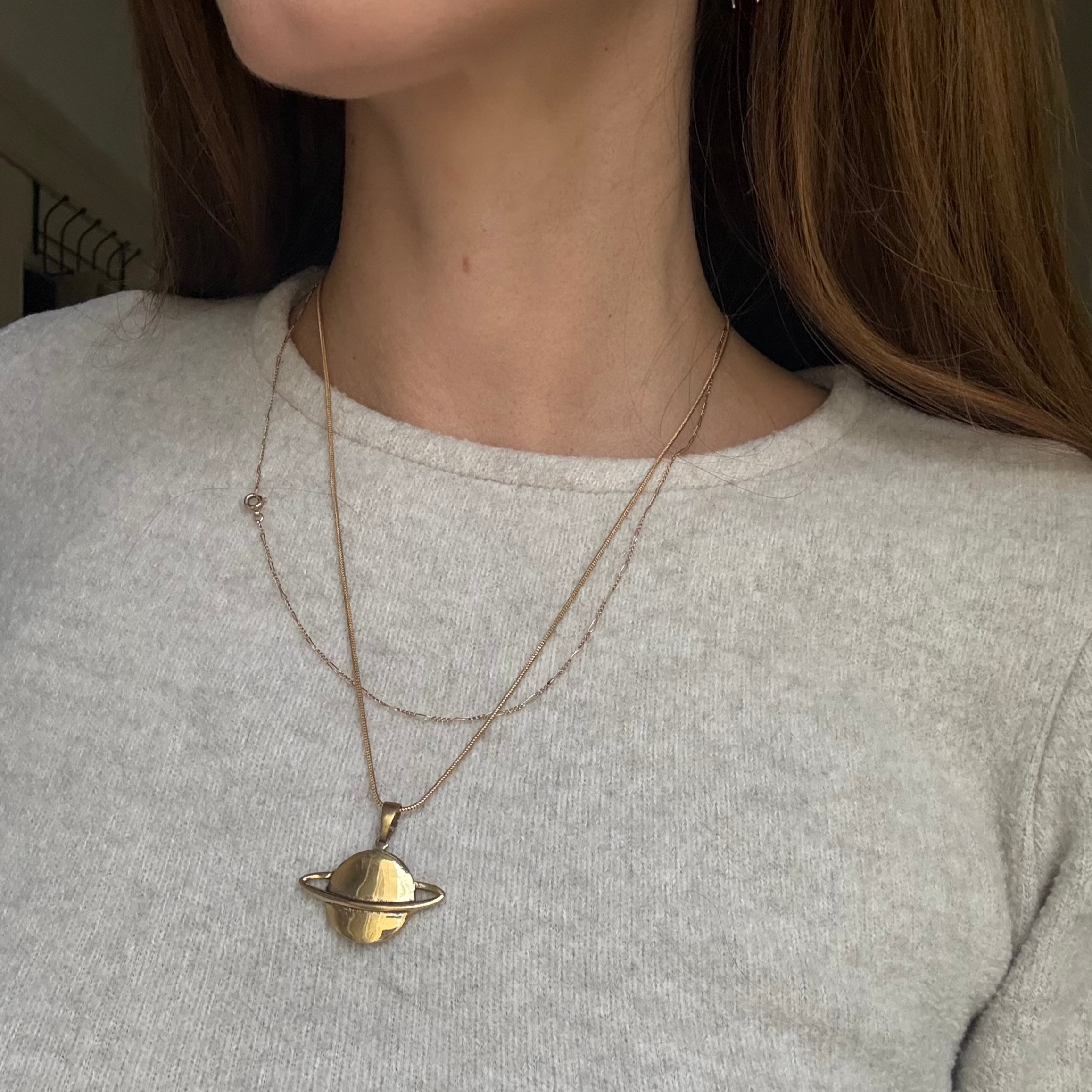 Kette aus Messing mit großem Saturn-Anhänger – handgemacht