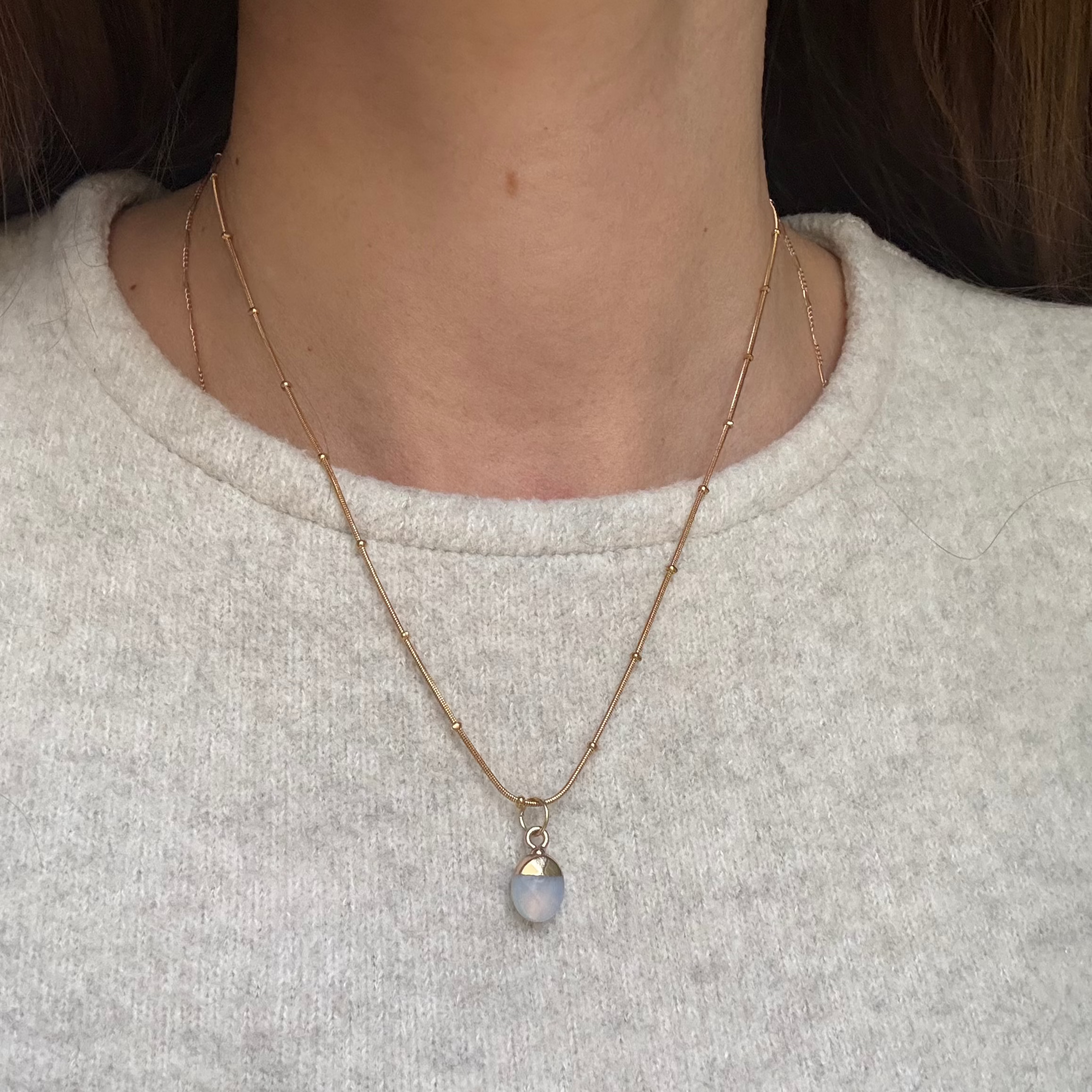 Zierliche vergoldete Kette mit ovalem Opal-Anhänger – handgemacht