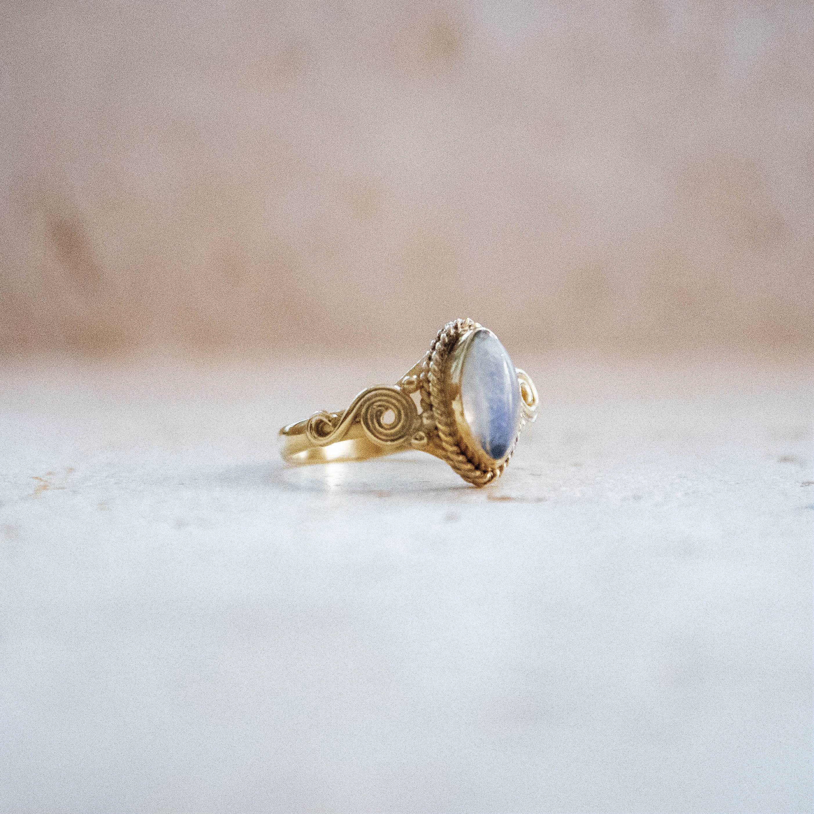 Ring mit weißem Mondstein – Augenförmiges Boho Design in Gold