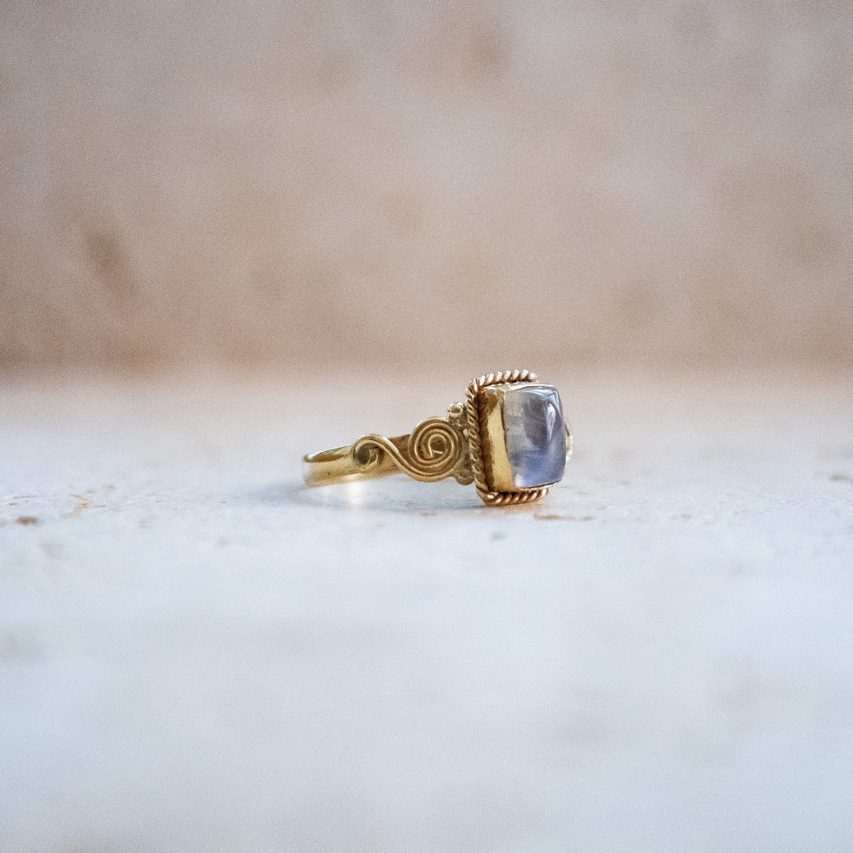 Rechteckiger Mondstein-Ring – Verspielt & Handgefertigt aus Messing - Nooe UG