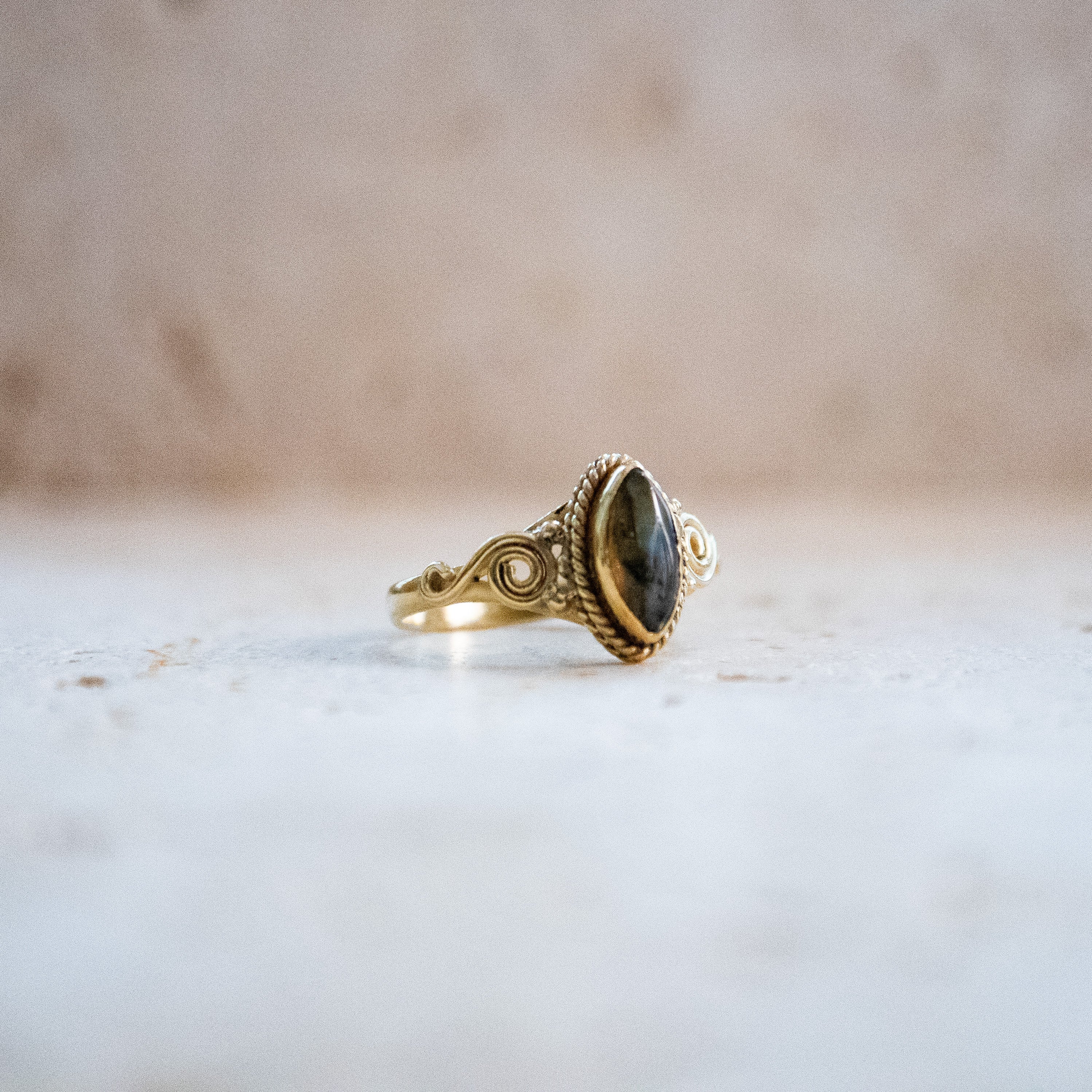 Labradorit Ring im Jugendstil – Handgemachter Goldring im Augen-Design