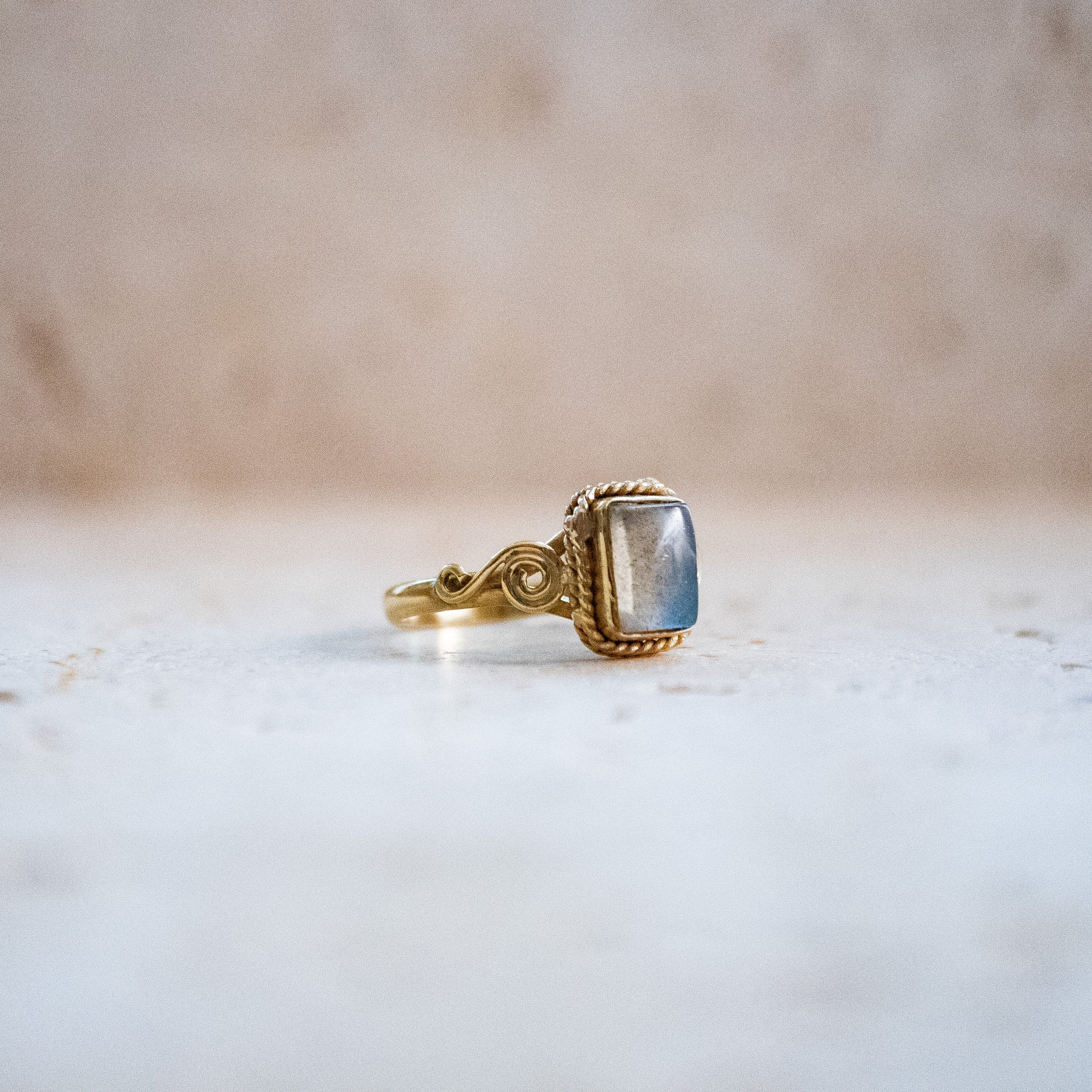 Rechteckiger Labradorit Ring – Verspielt & handgemacht aus Messing