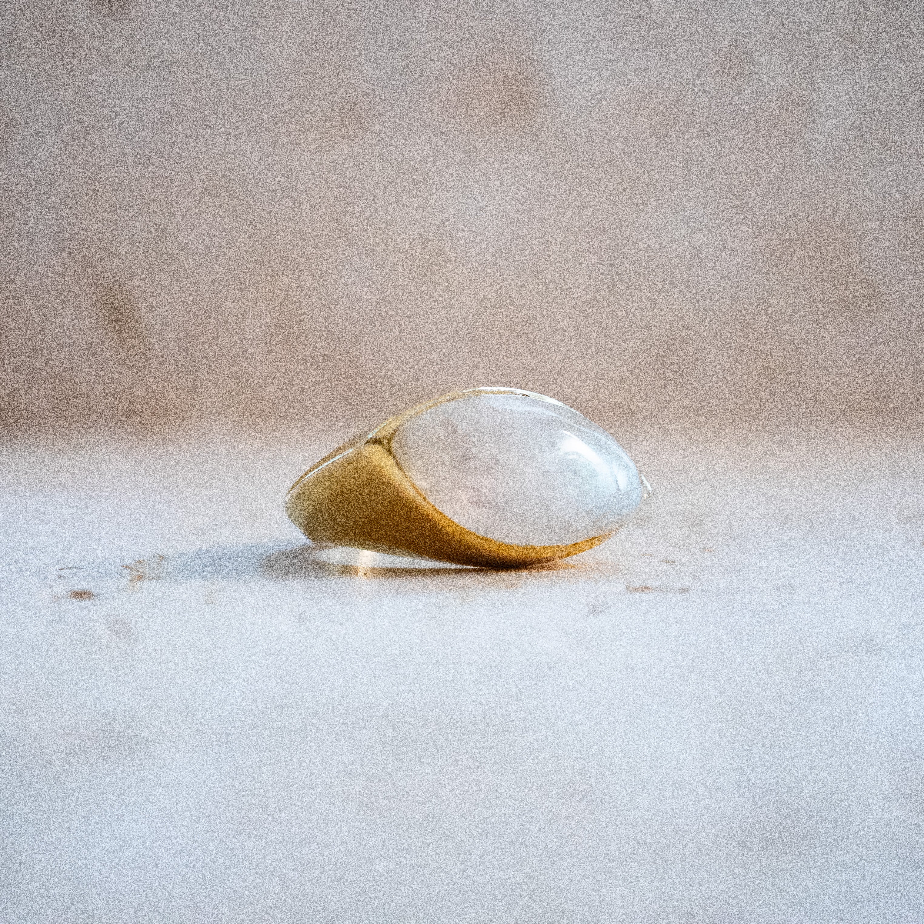 Großer Mondstein-Ring – Handgemachter Goldring aus Messing im Augen-Design