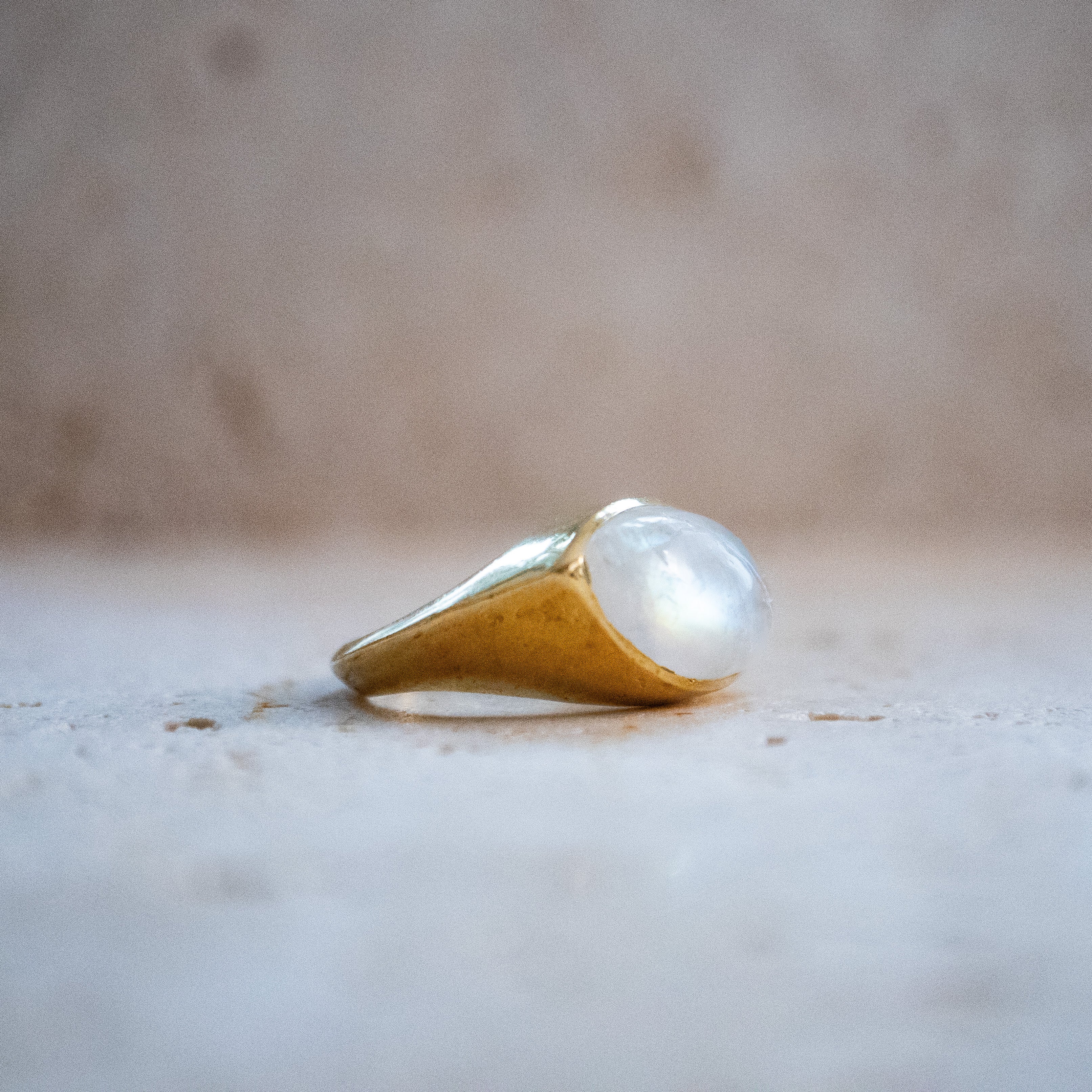 Großer Mondstein-Ring – Handgemachter Goldring aus Messing im Augen-Design