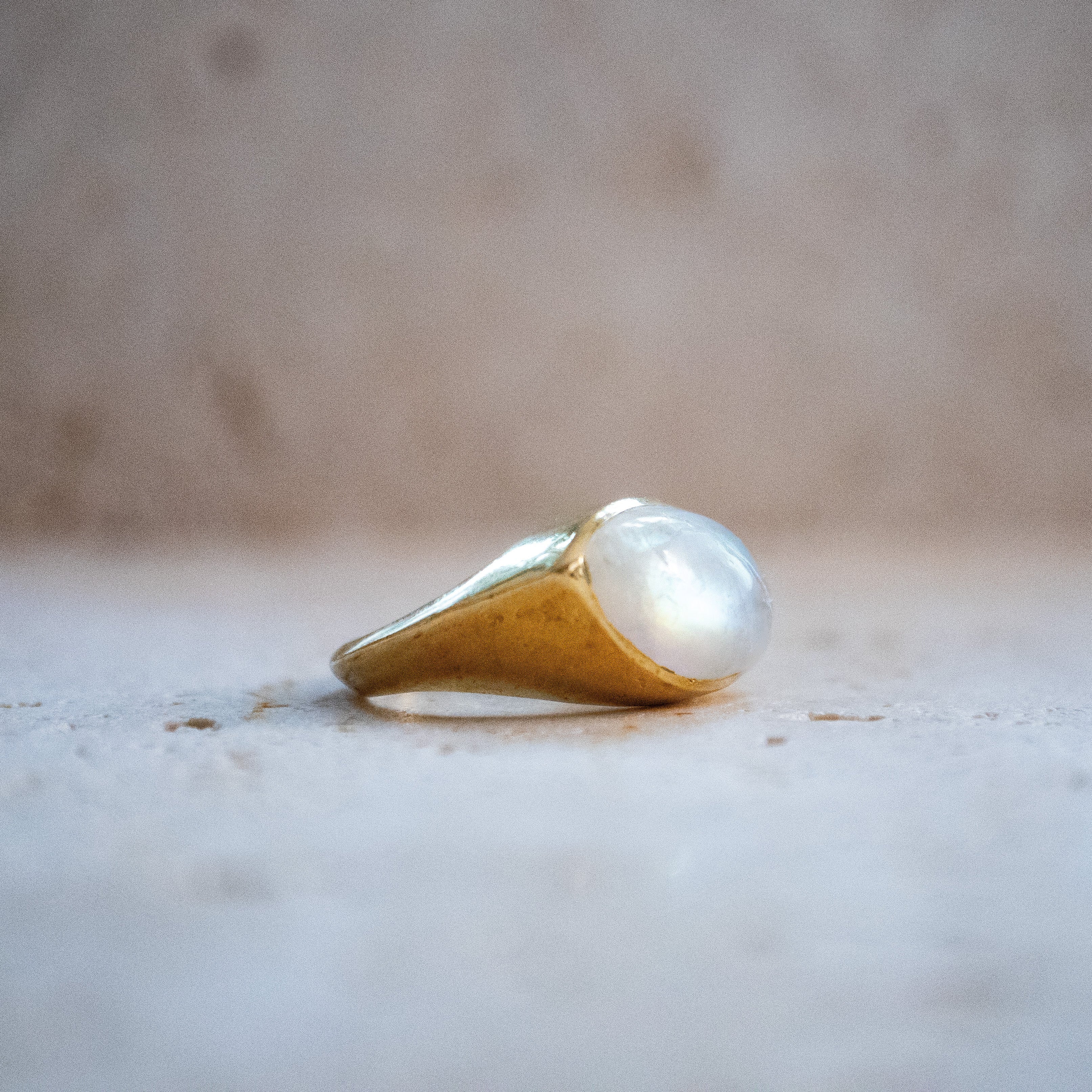 Großer Mondstein-Ring – Handgemachter Goldring aus Messing im Augen-Design - Nooe UG