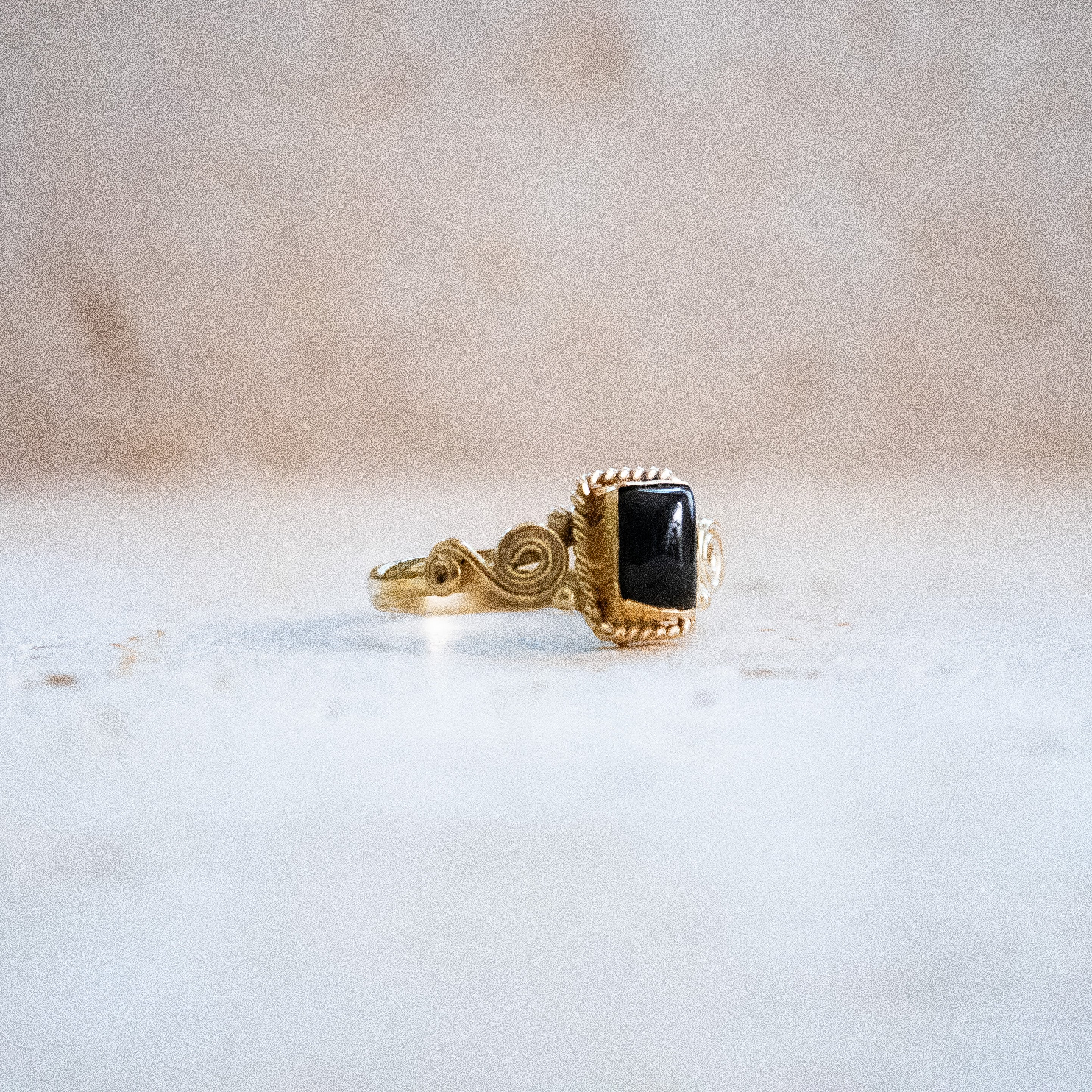 Eckiger Schwarzer Onyx Ring – Jugendstil Goldoptik, handgemacht - Nooe UG