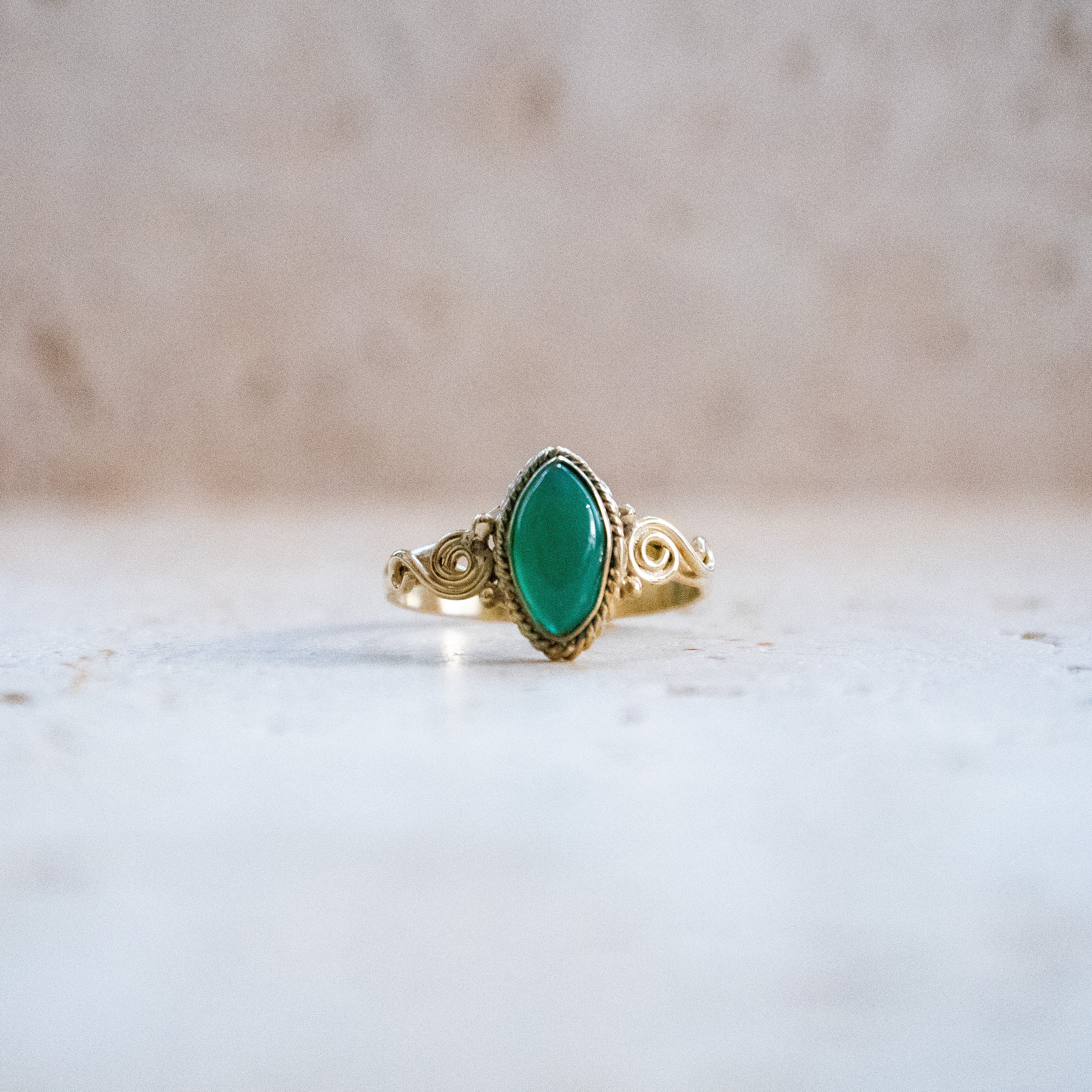 Grüner Onyx Ring – Ovaler, verspielter Messingring handgefertigt