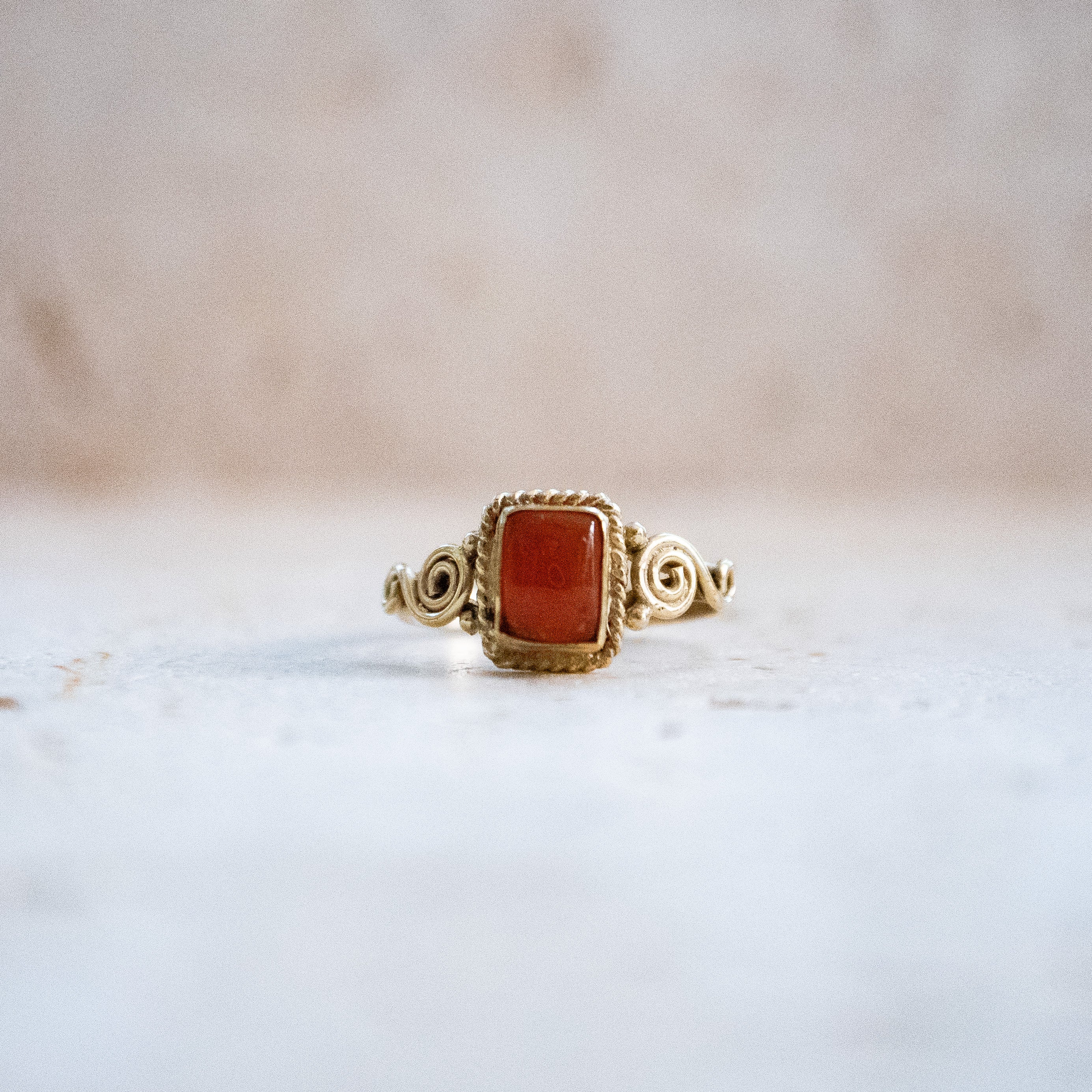 Bague rectangulaire agate rouge ludique Art Nouveau or fait main